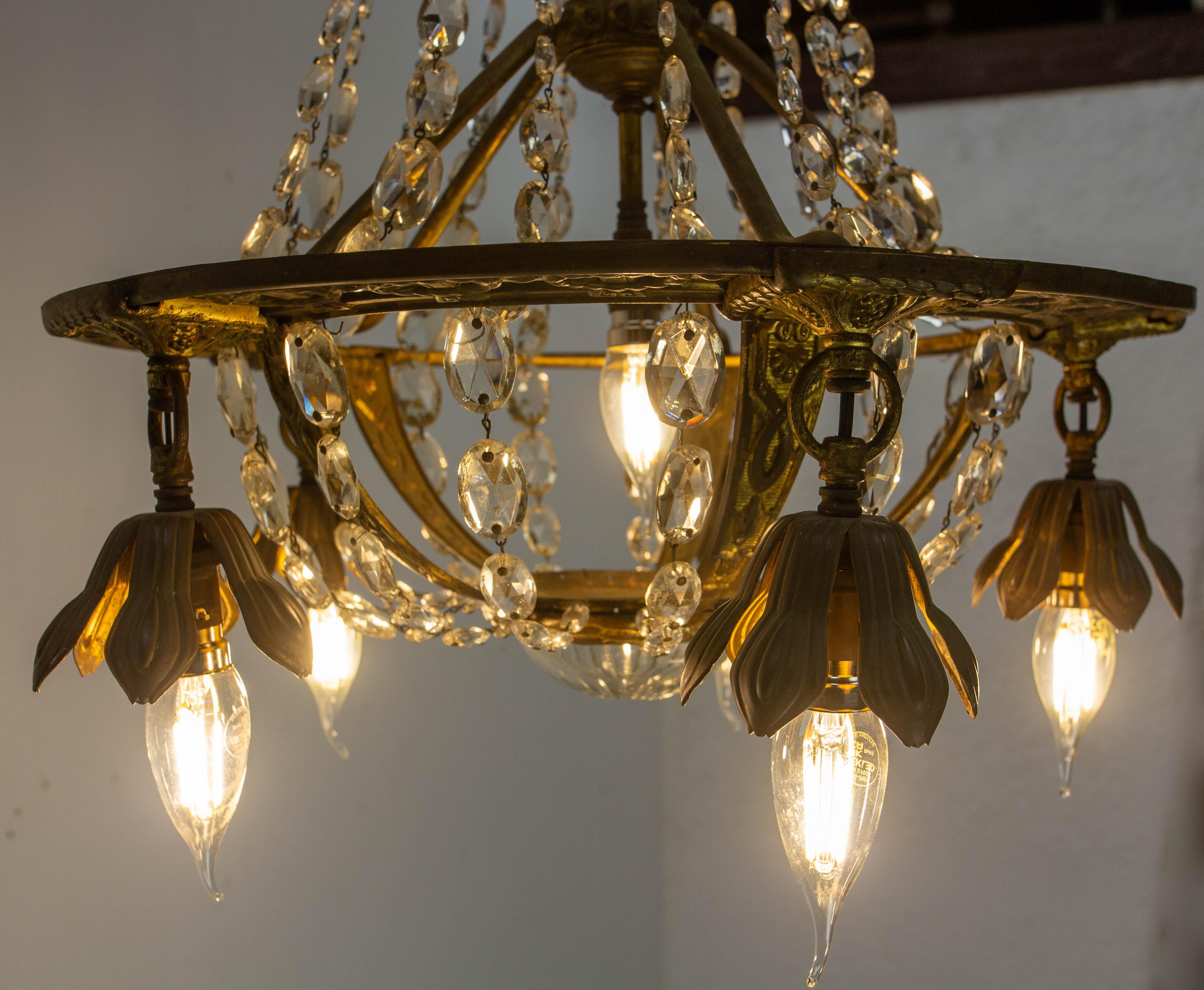 Lampadario francese in ottone con gocce di cristallo a soffitto, circa 1900 in vendita 4