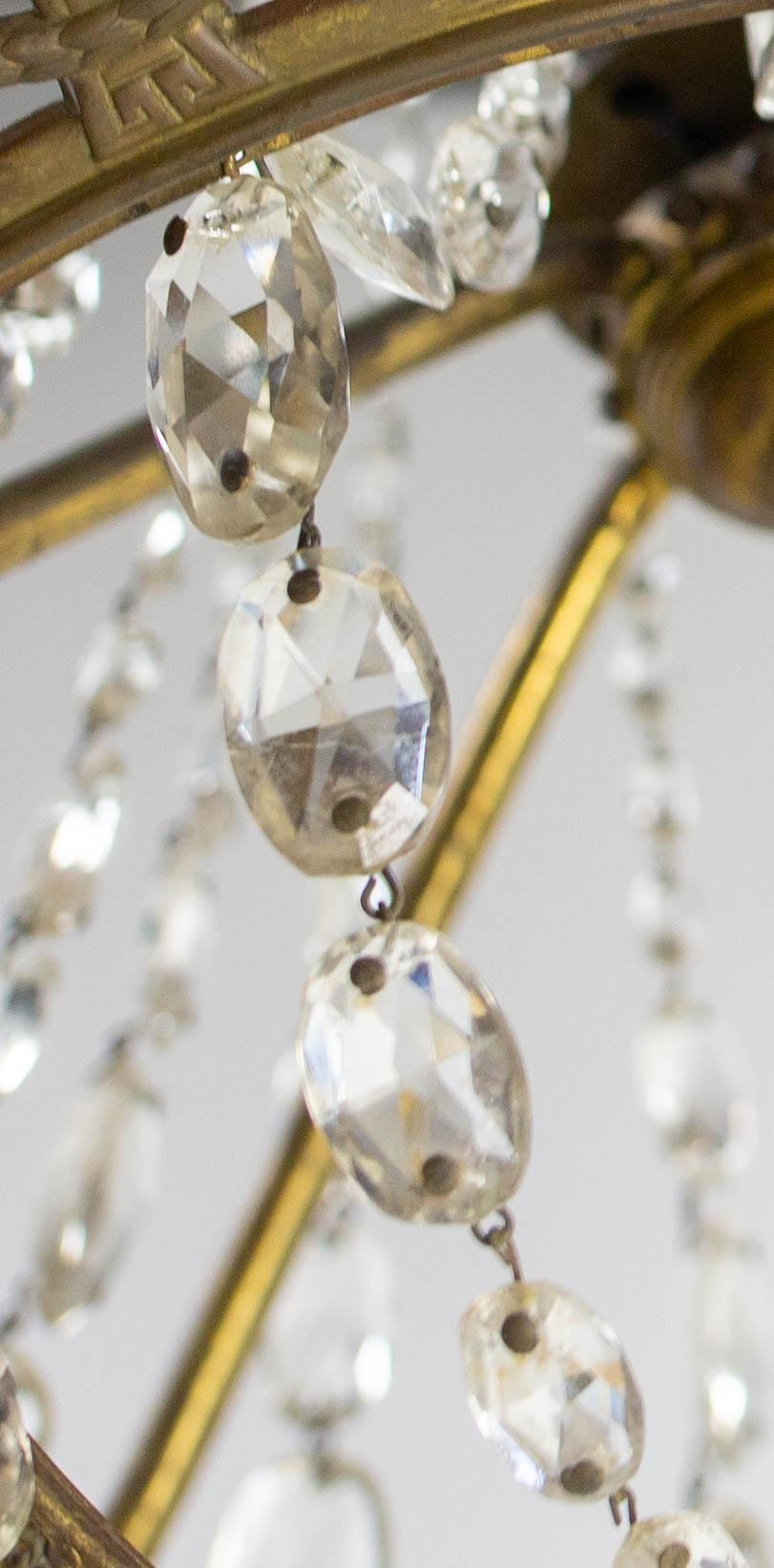 Lampadario francese in ottone con gocce di cristallo a soffitto, circa 1900 in vendita 7
