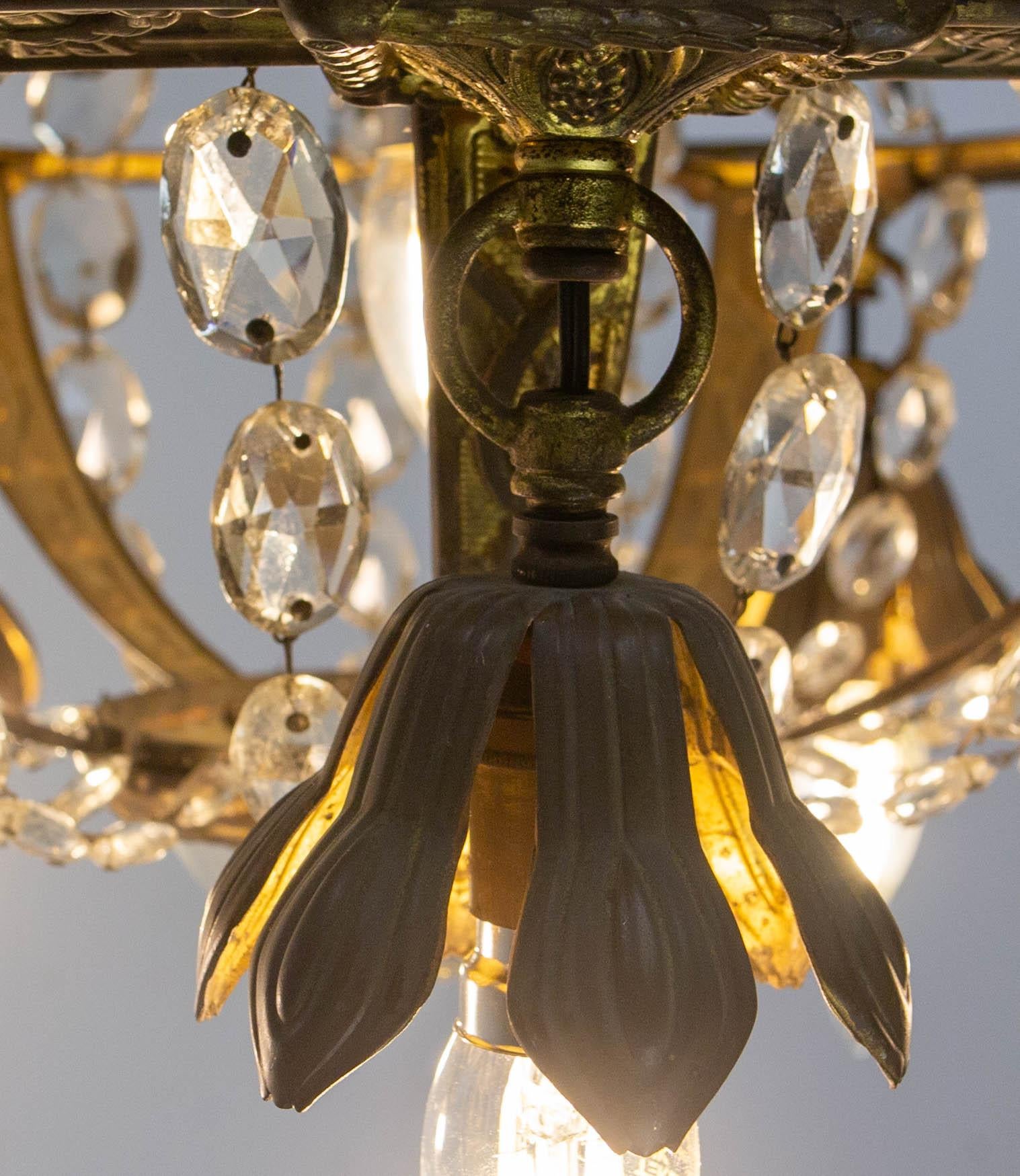 Lampadario francese in ottone con gocce di cristallo a soffitto, circa 1900 in vendita 8