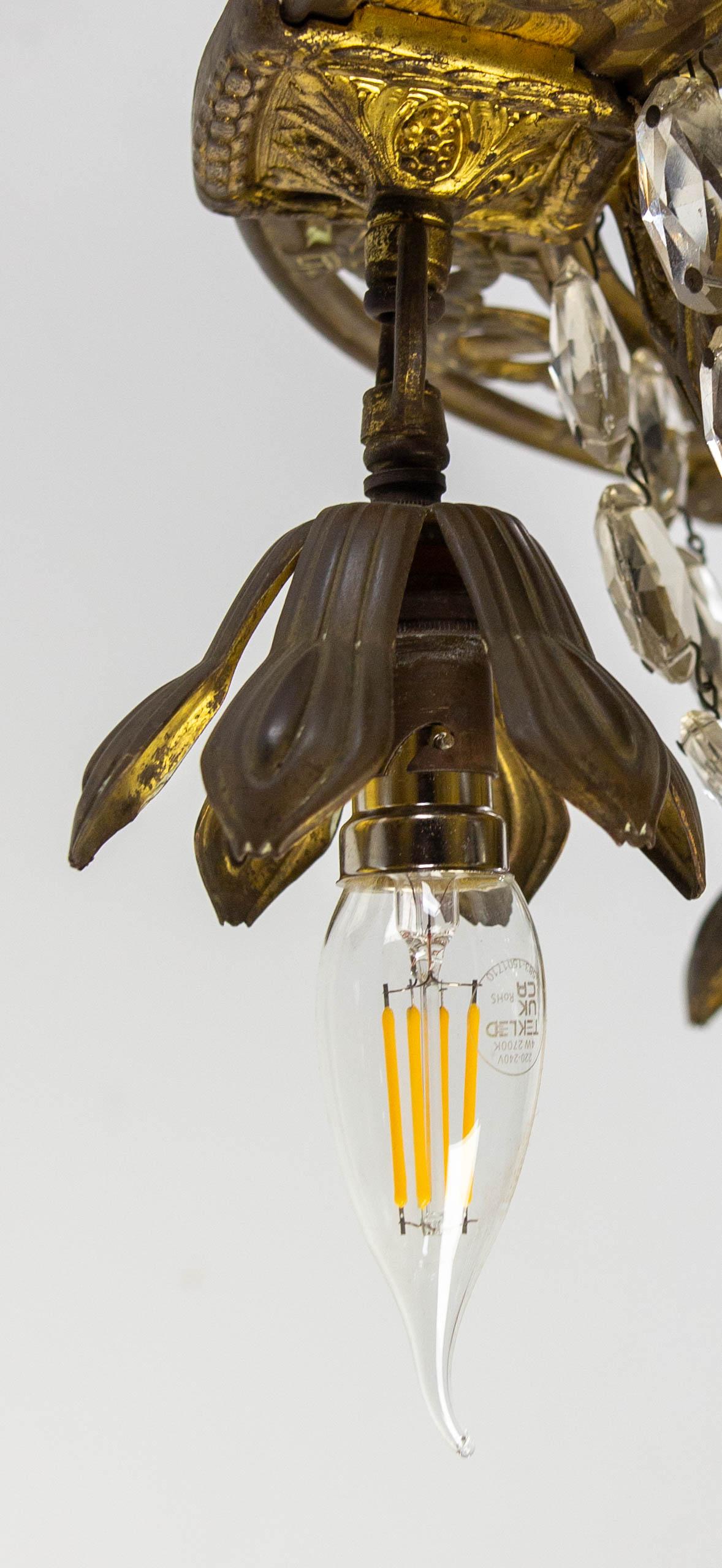 Lampadario francese in ottone con gocce di cristallo a soffitto, circa 1900 in vendita 9
