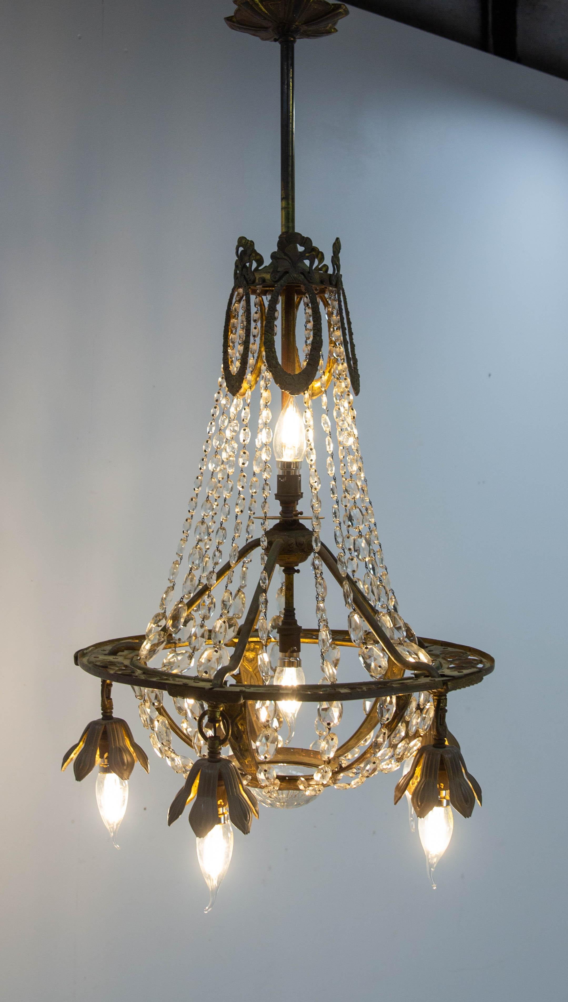 Ciondolo da soffitto in ottone 
Lustro con gocce di cristallo e mezza sfera di vetro inciso
Francese, circa 1900
Buone condizioni d'epoca.
Questo lustro è adatto agli standard USA o UE e UK.

Spedizione:
D46 H96 4.1kg.