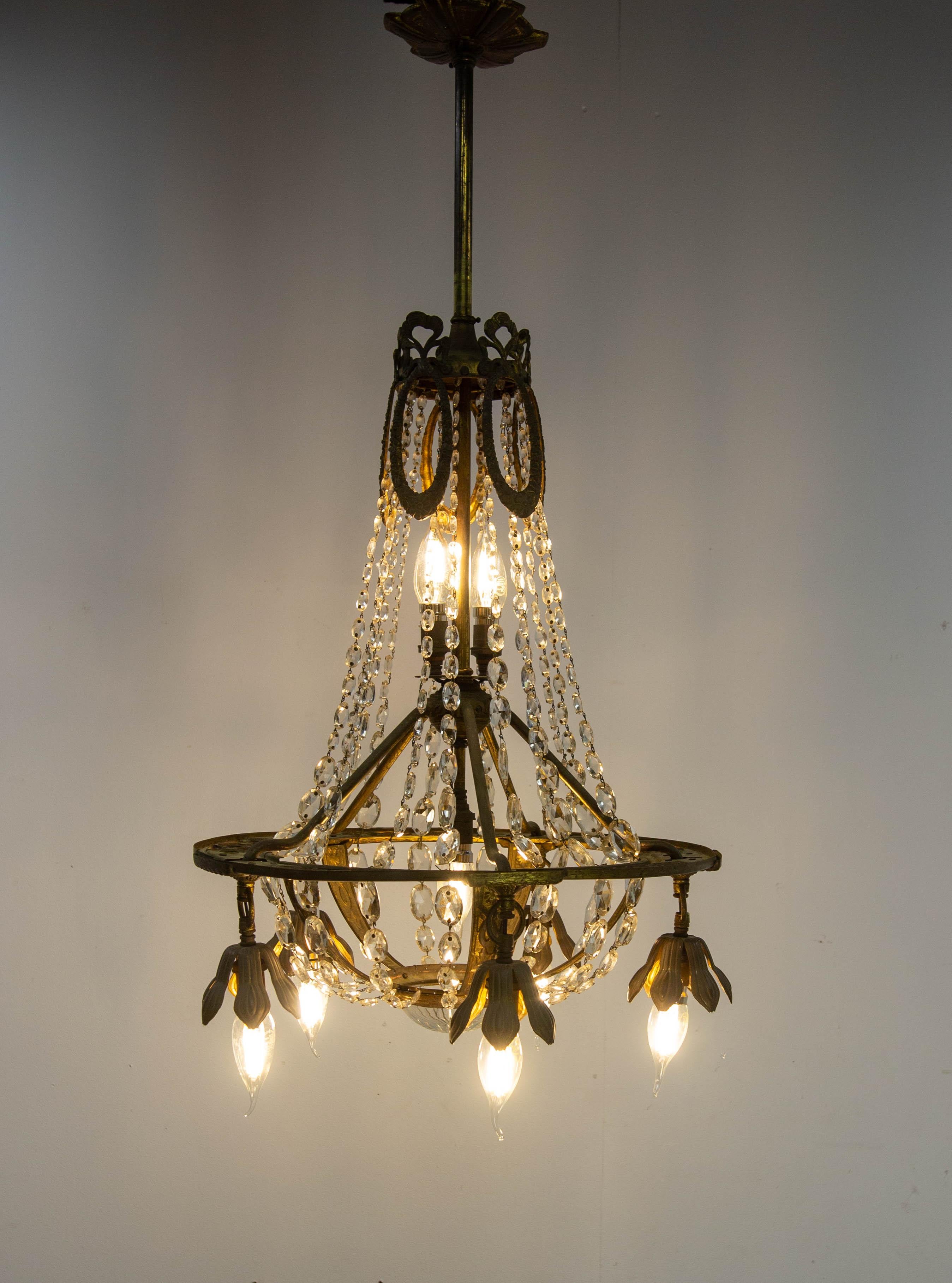 Francese Lampadario francese in ottone con gocce di cristallo a soffitto, circa 1900 in vendita
