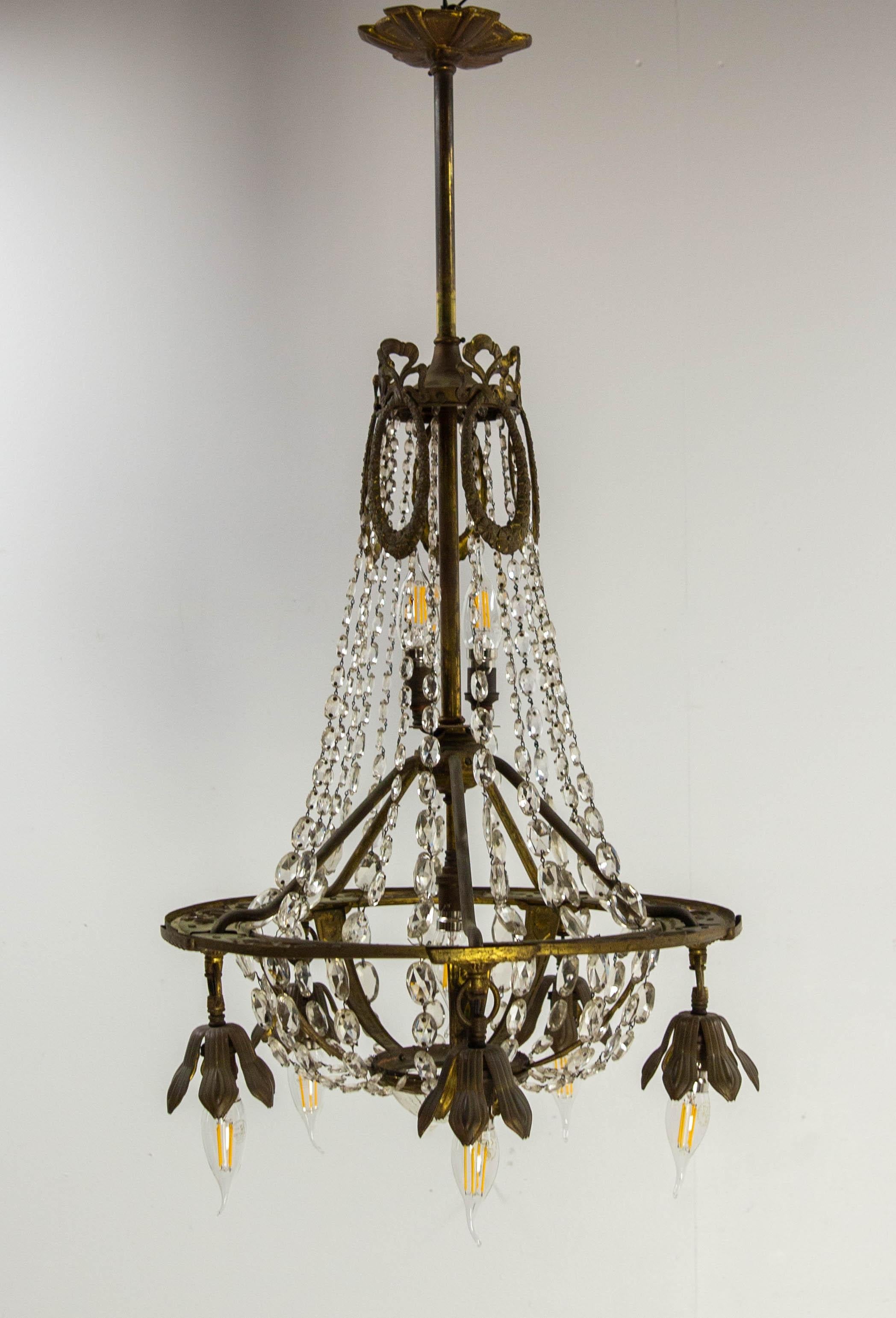 Lampadario francese in ottone con gocce di cristallo a soffitto, circa 1900 In condizioni buone in vendita a Labrit, Landes