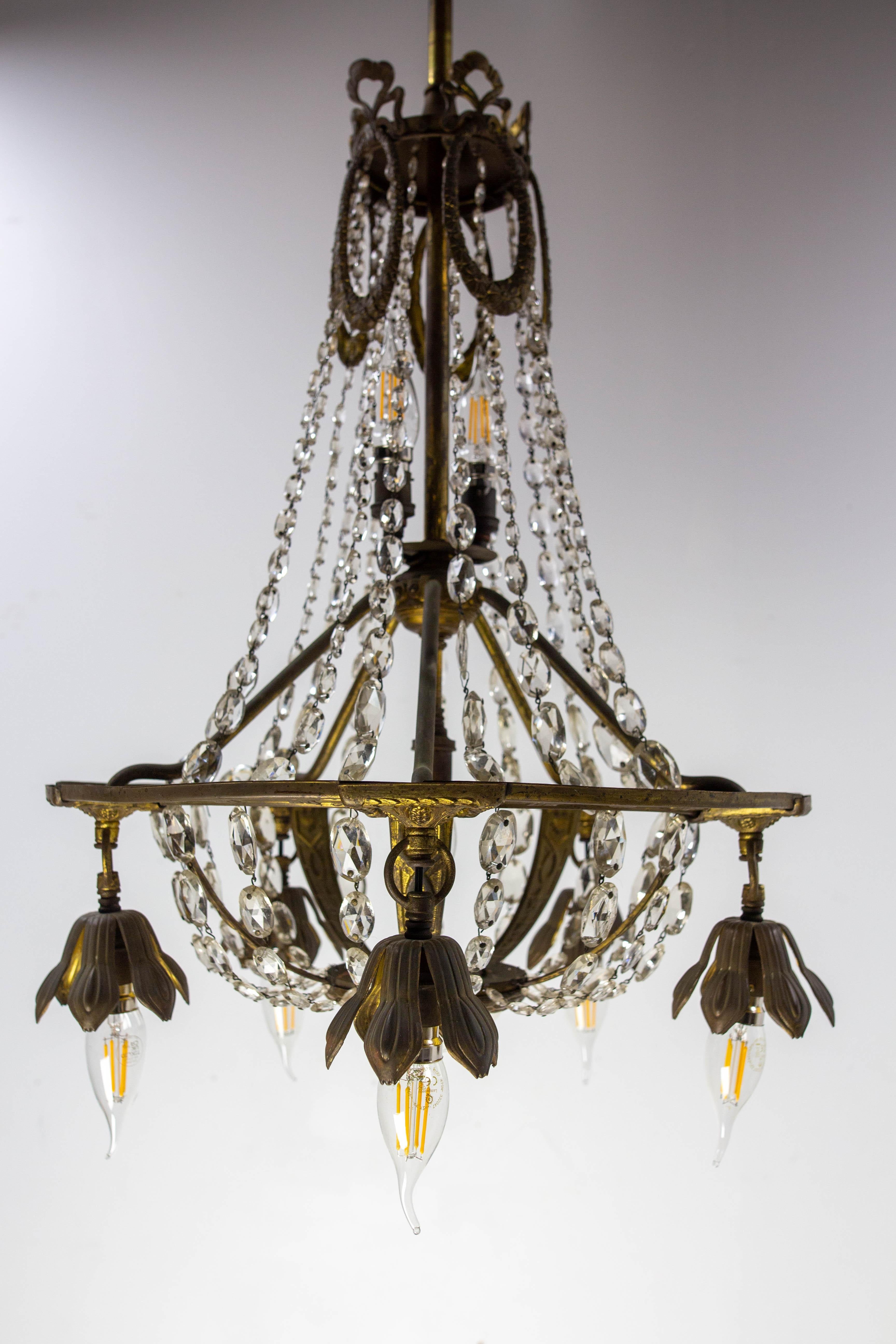 XX secolo Lampadario francese in ottone con gocce di cristallo a soffitto, circa 1900 in vendita