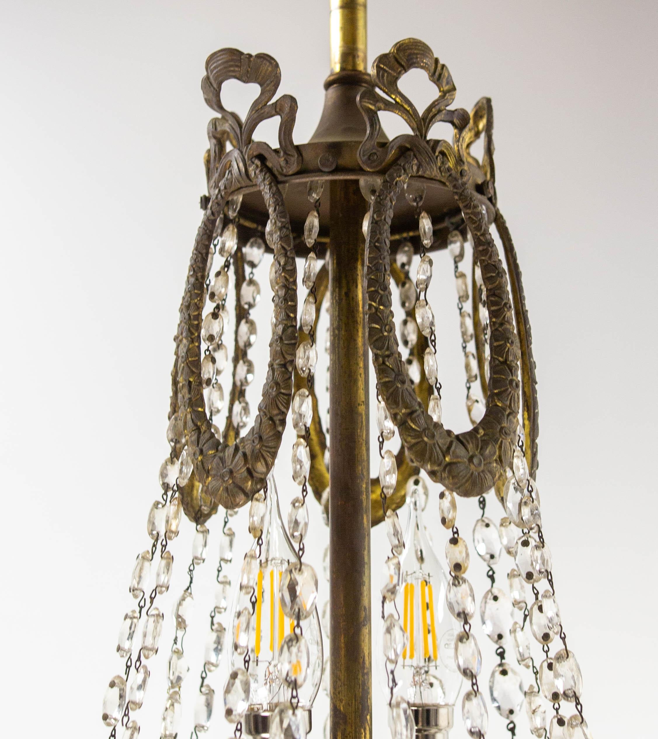 Ottone Lampadario francese in ottone con gocce di cristallo a soffitto, circa 1900 in vendita