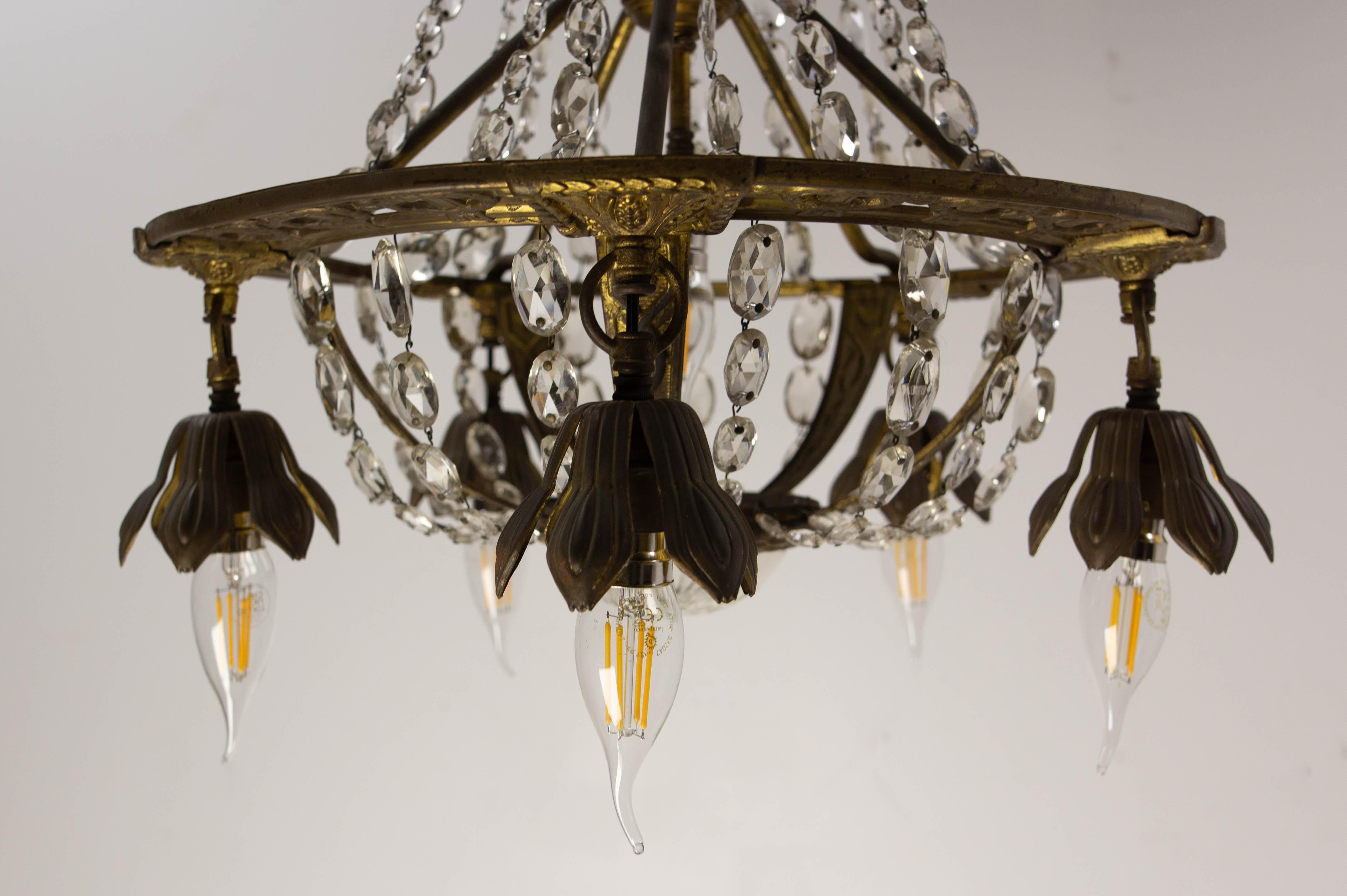 Lampadario francese in ottone con gocce di cristallo a soffitto, circa 1900 in vendita 1