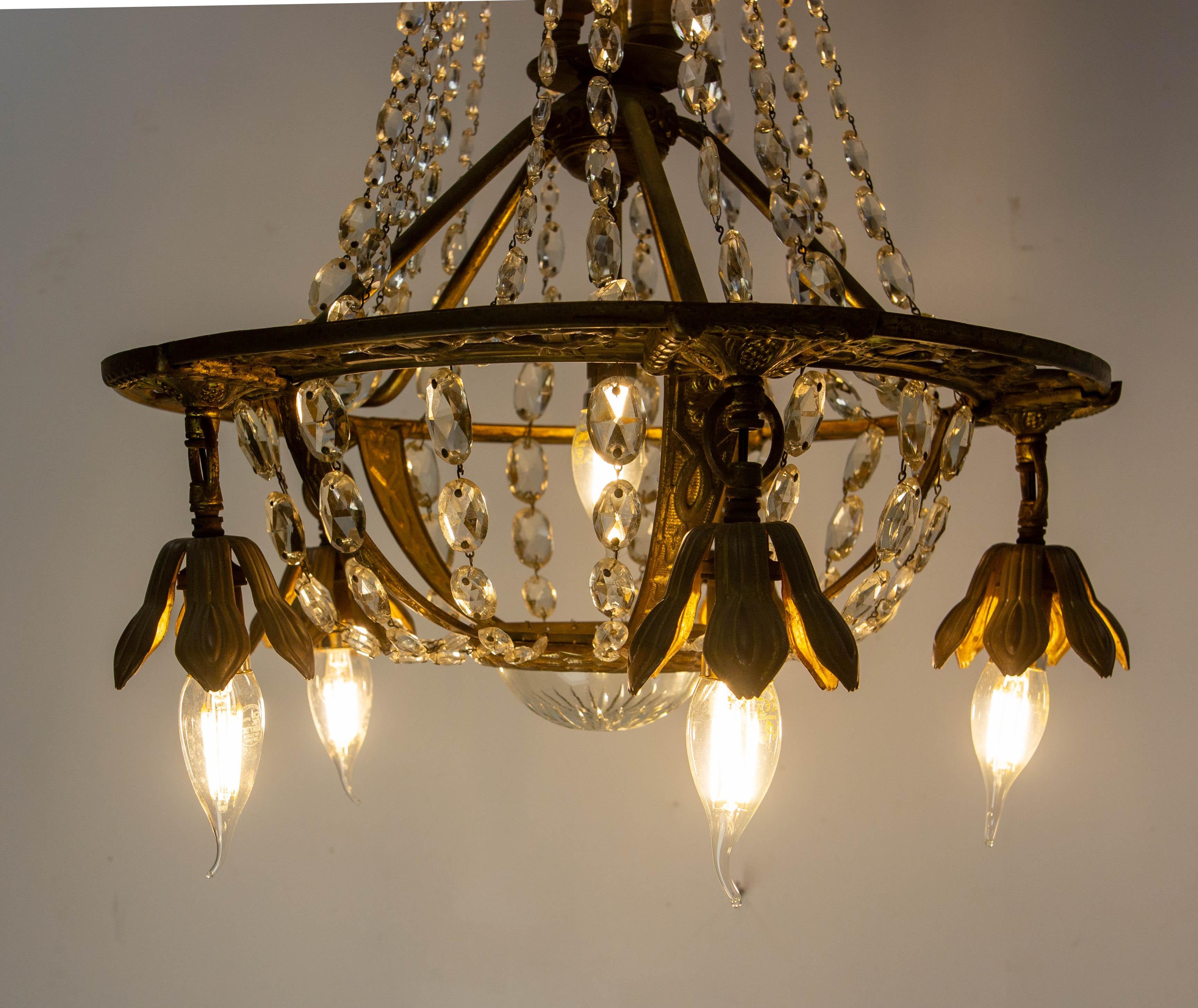 Lampadario francese in ottone con gocce di cristallo a soffitto, circa 1900 in vendita 2