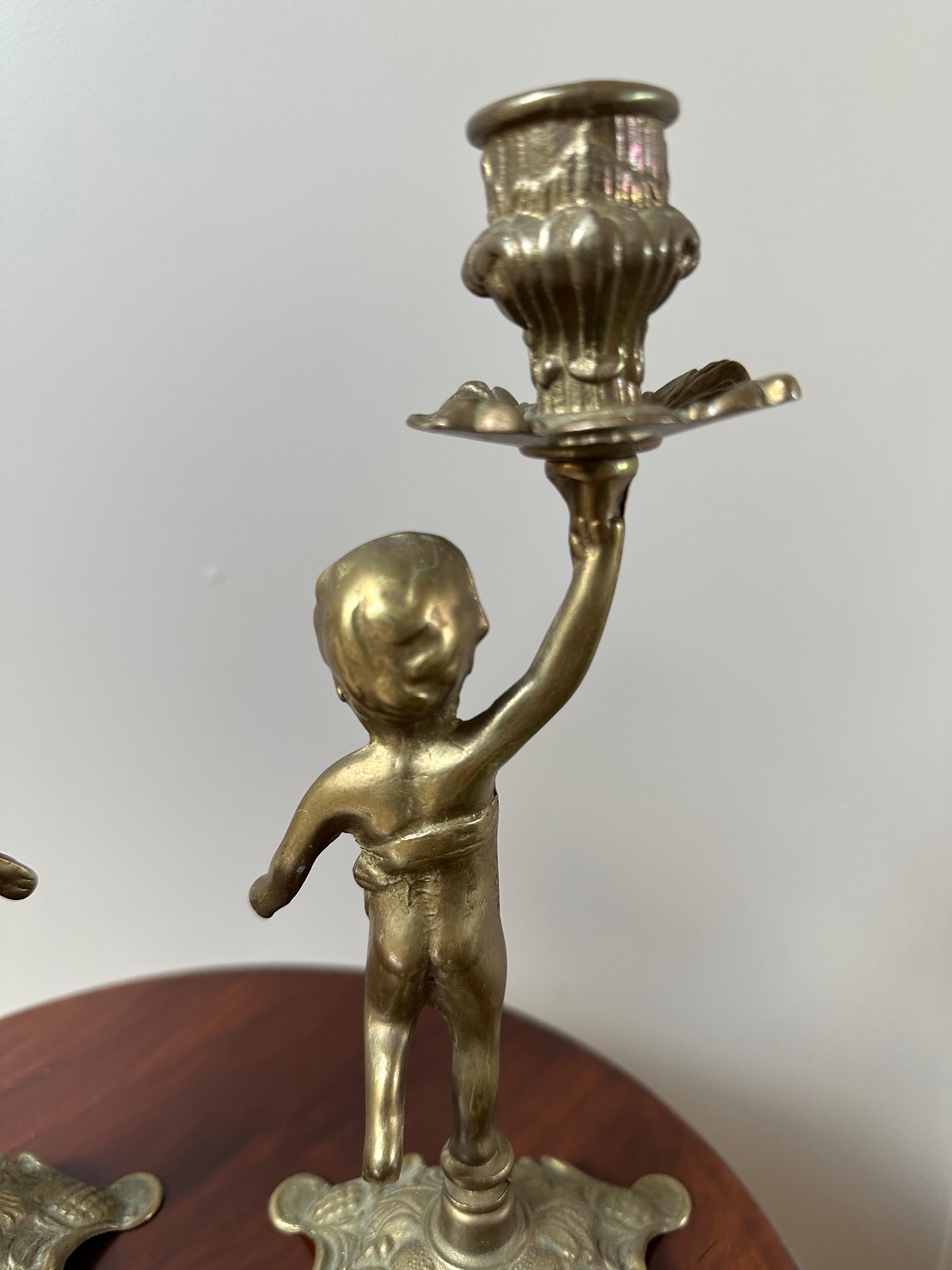 XX secolo Portacandele Cherubini in ottone francese, set di 2 in vendita