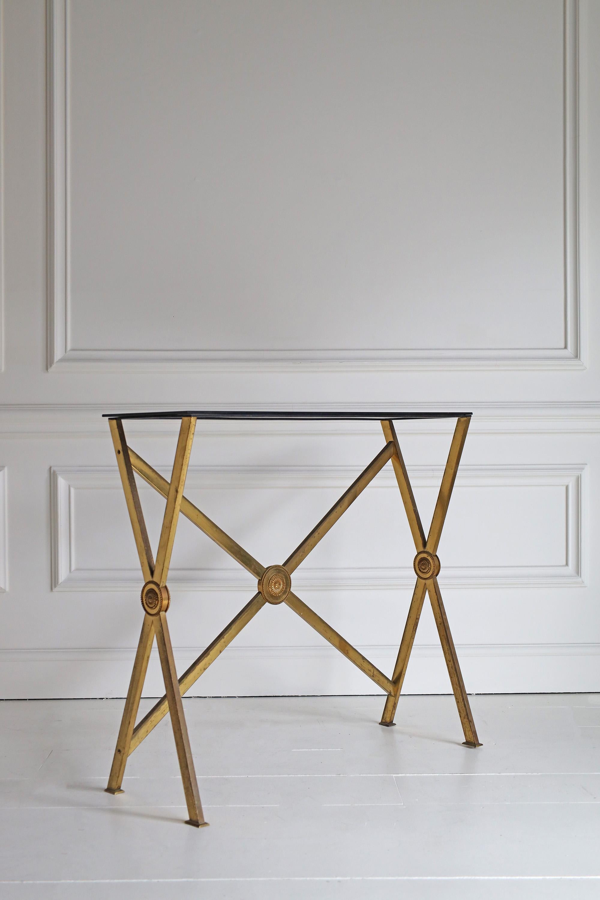 Francese Console in ottone francese con piano in vetro nero in vendita