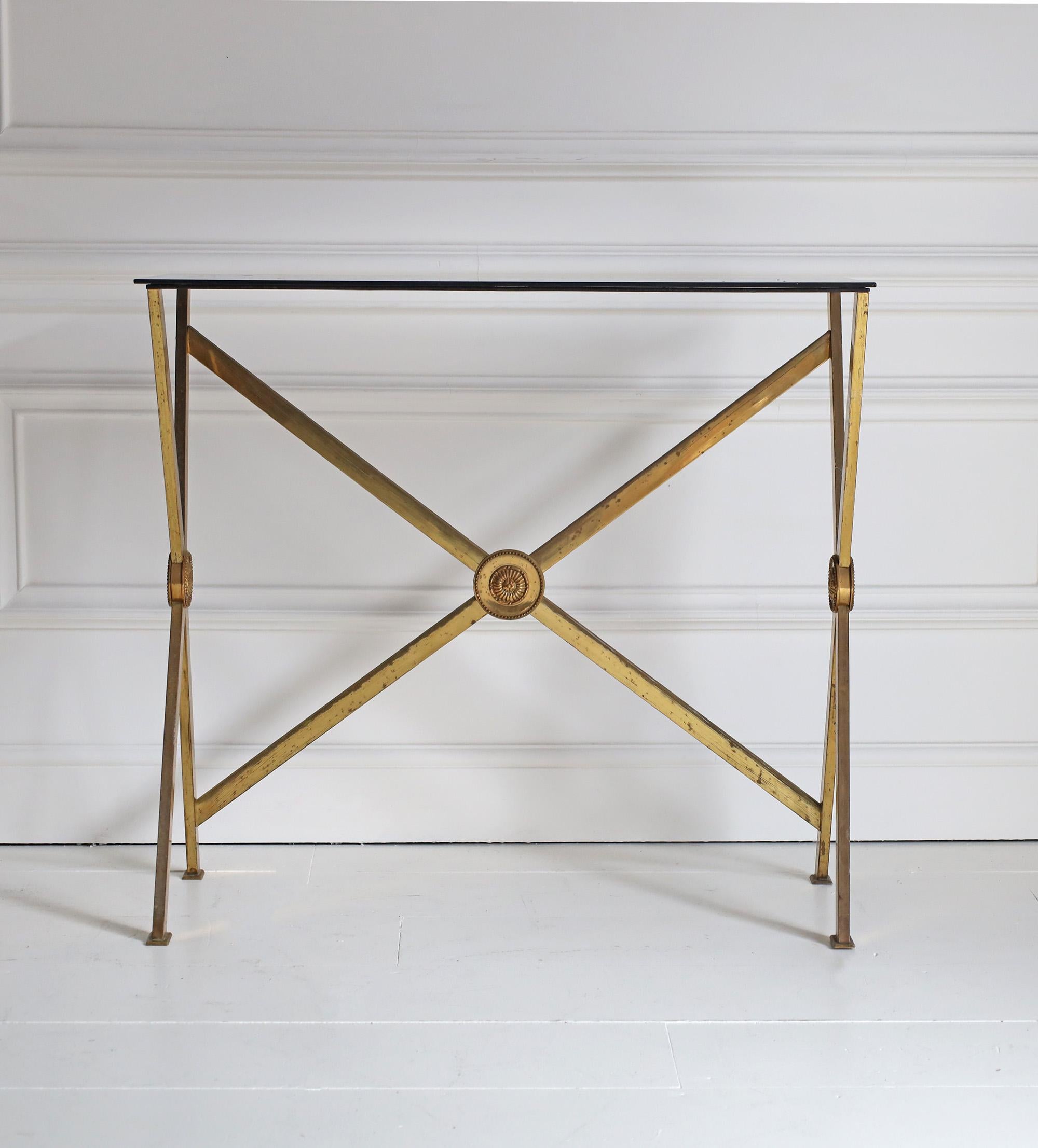 XX secolo Console in ottone francese con piano in vetro nero in vendita