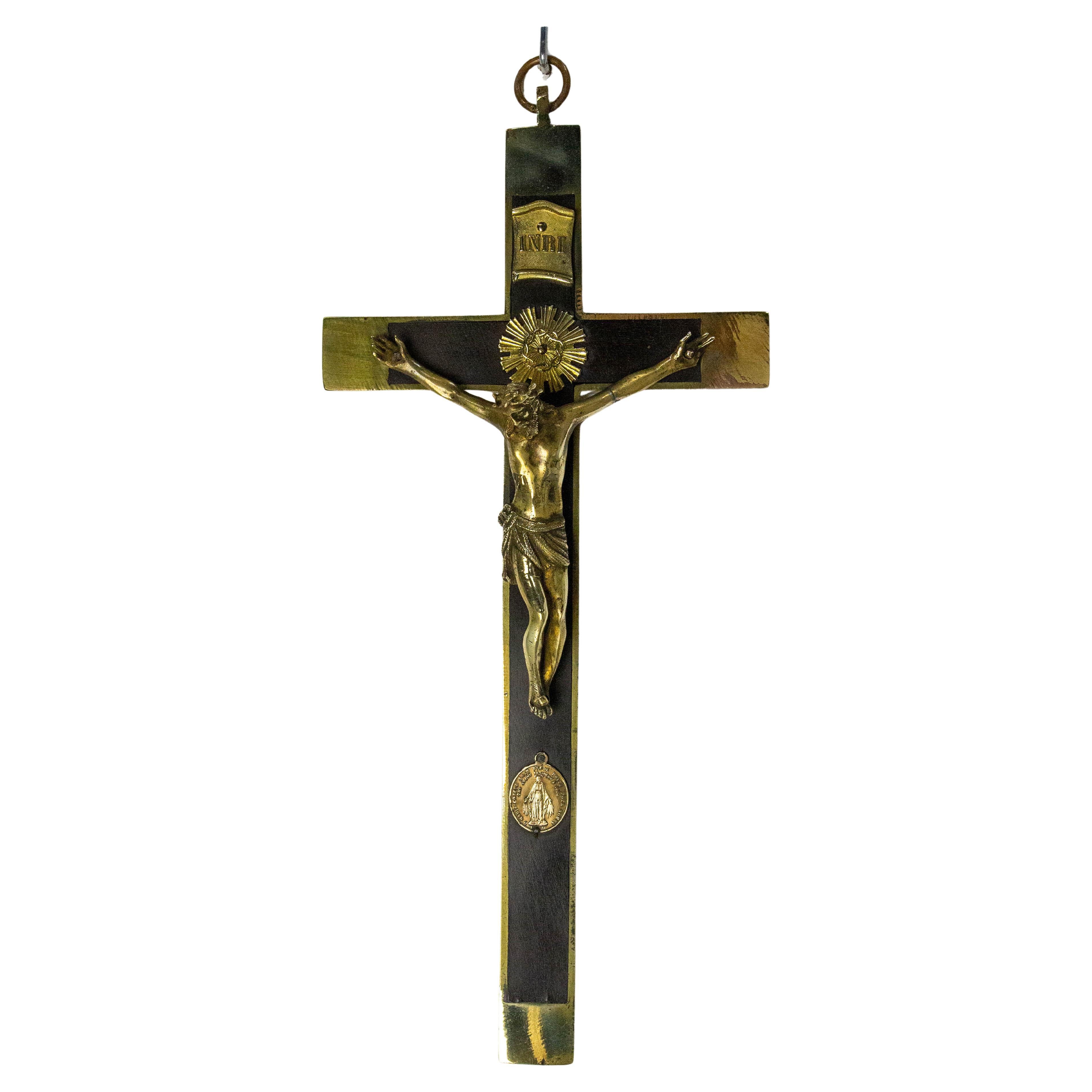 Crucifix mural français de 1880.
Ce crucifix est accompagné d'une couronne d'épines entourée de rayons.

Aux pieds du Christ se trouve également une médaille miraculeuse.
Objet de dévotion très prisé des catholiques, la médaille miraculeuse fascine