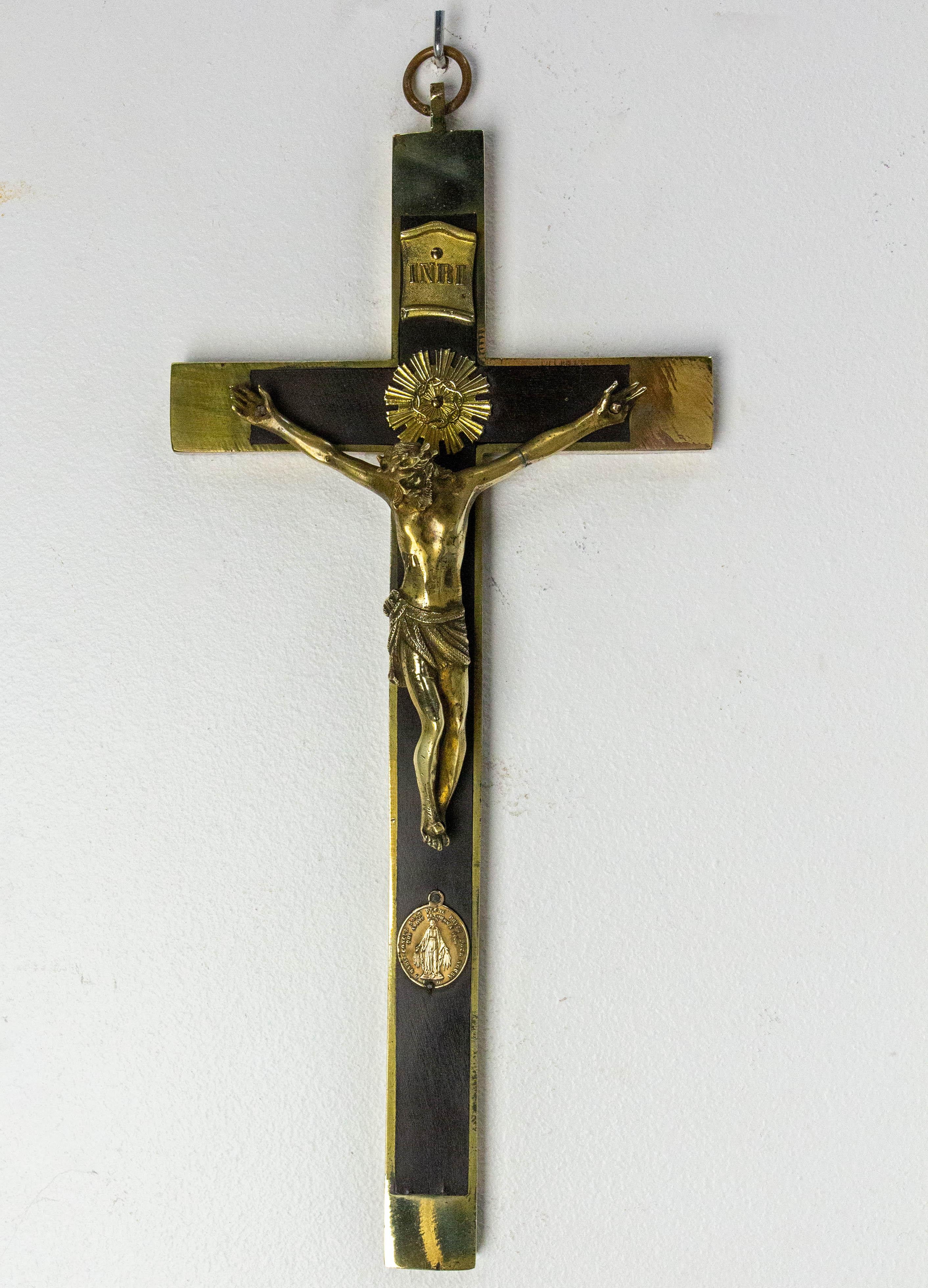 Napoléon III Crucifix français en laiton avec la Médaille Miraculeuse fin 19ème siècle en vente