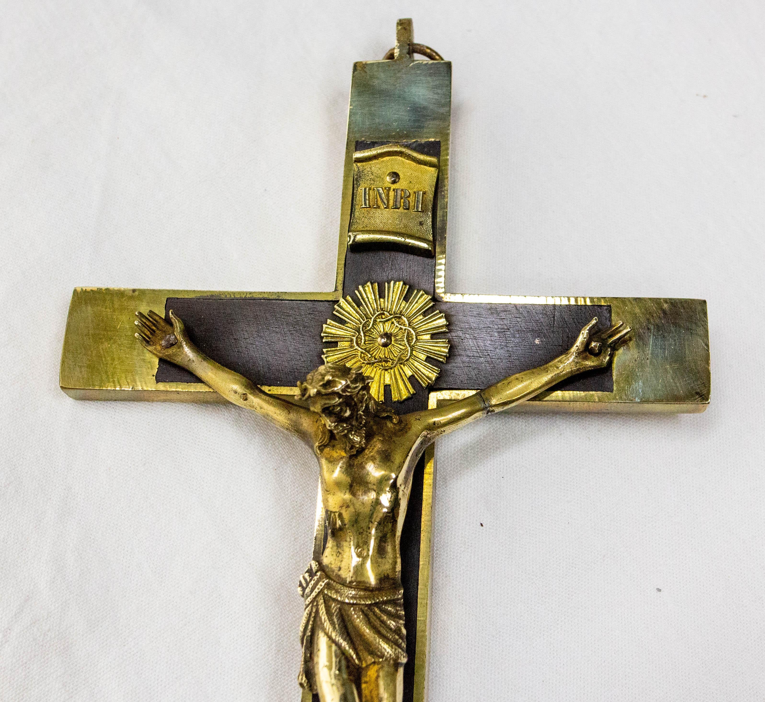 Français Crucifix français en laiton avec la Médaille Miraculeuse fin 19ème siècle en vente