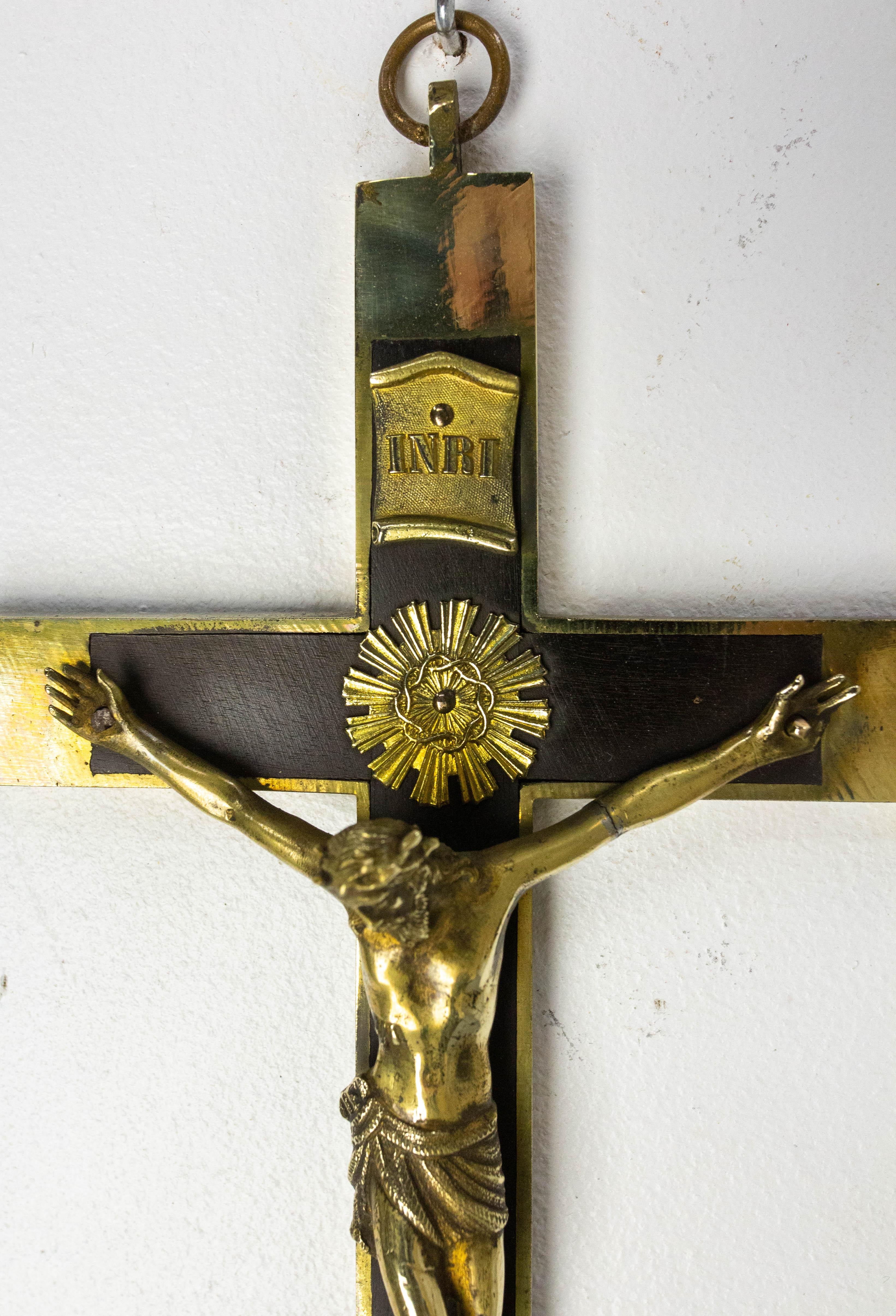 Crucifix français en laiton avec la Médaille Miraculeuse fin 19ème siècle Bon état - En vente à Labrit, Landes