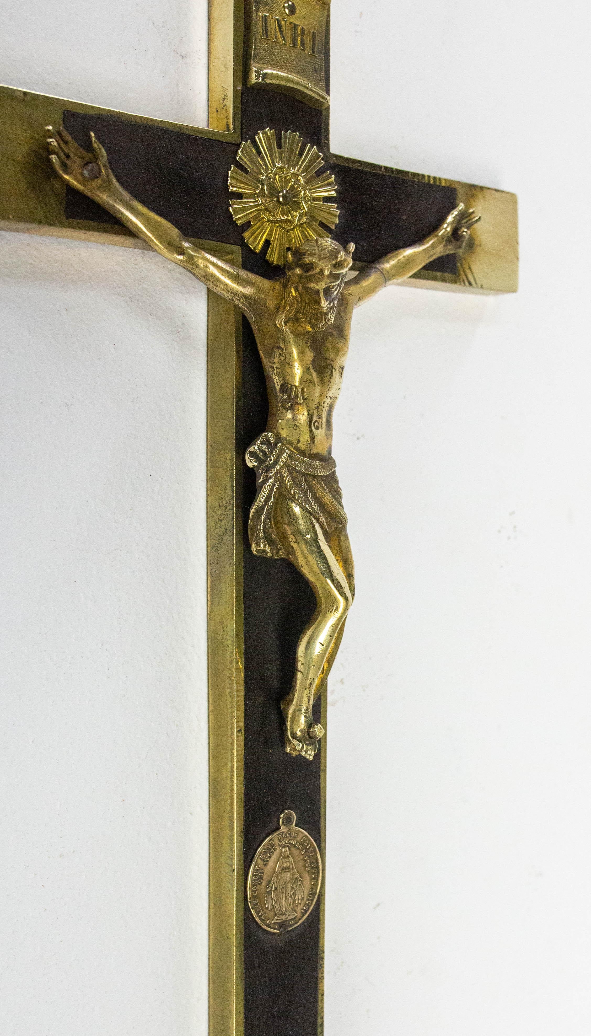 XIXe siècle Crucifix français en laiton avec la Médaille Miraculeuse fin 19ème siècle en vente