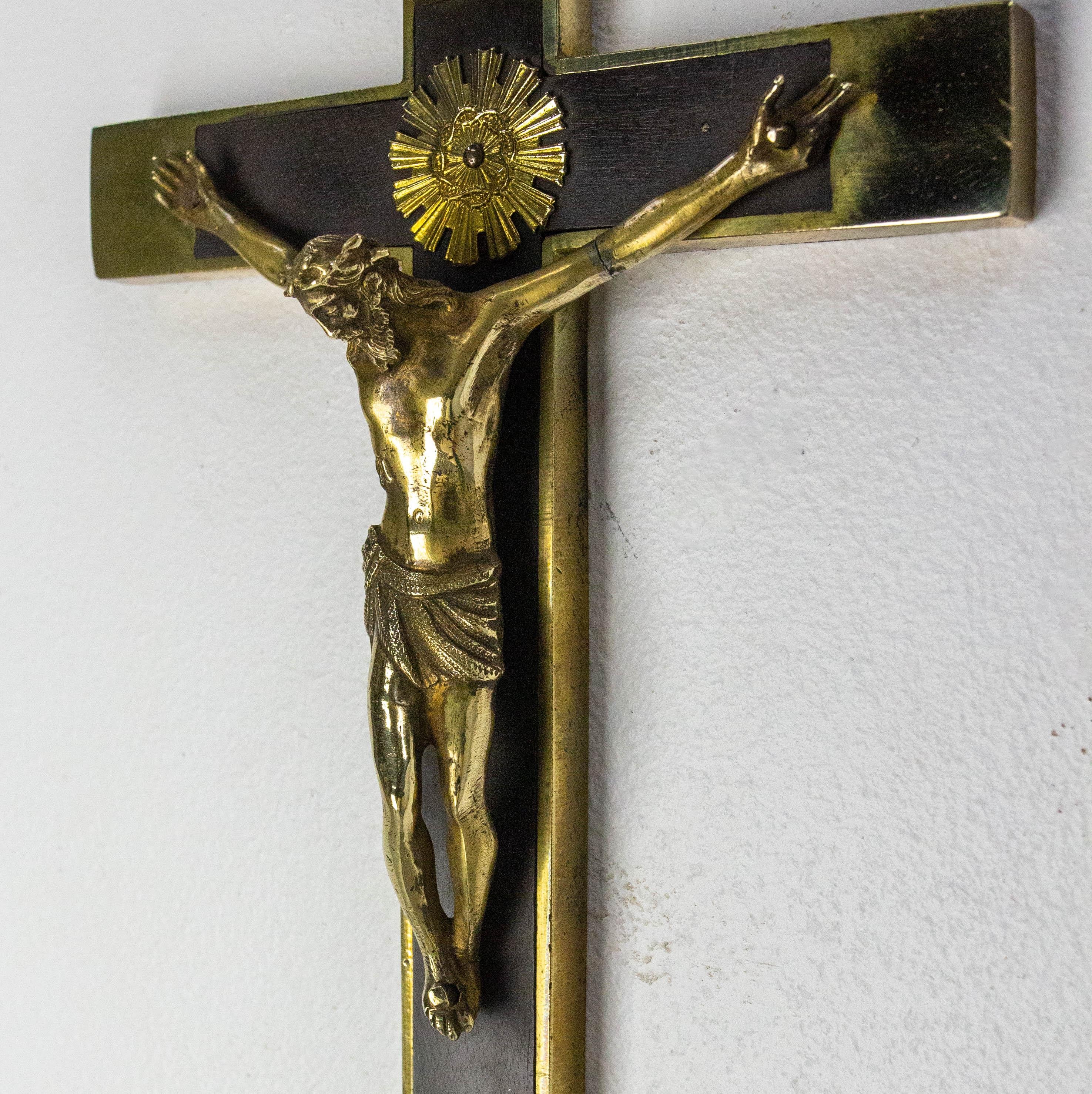 Laiton Crucifix français en laiton avec la Médaille Miraculeuse fin 19ème siècle en vente