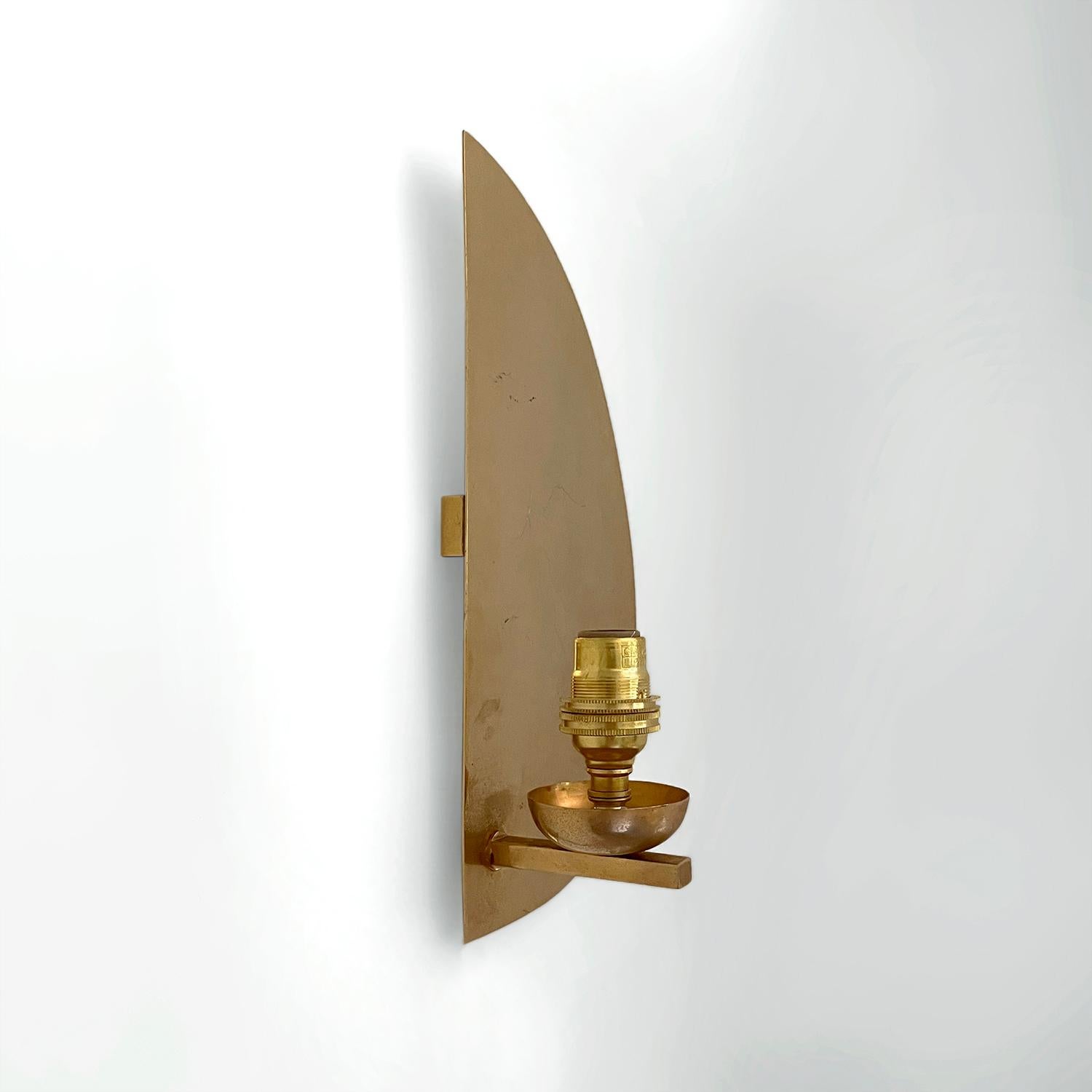 Applique murale simple French Brass Demi Lune avec abat-jour en lin  - Recâblés pour les États-Unis en vente 5