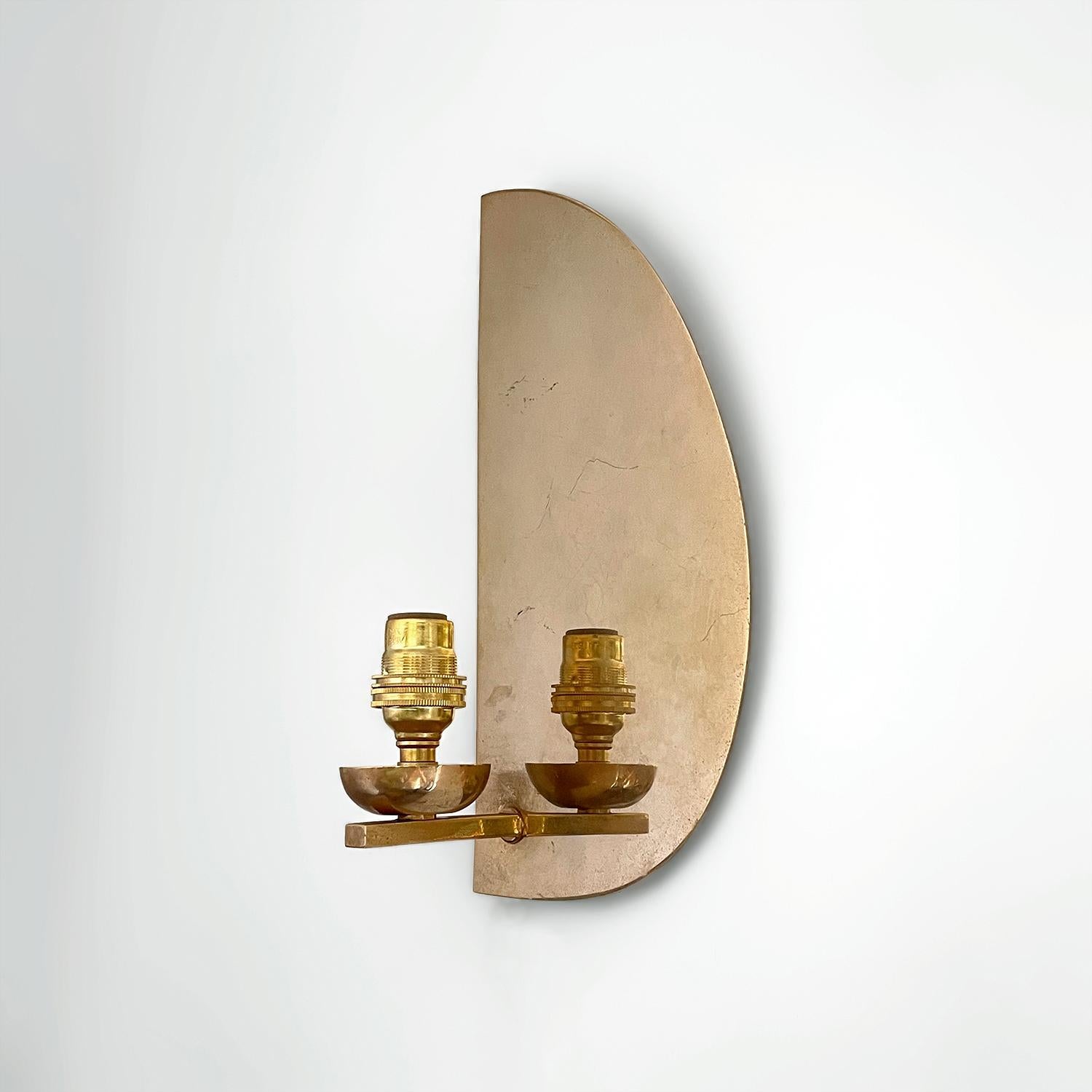 Applique murale simple French Brass Demi Lune avec abat-jour en lin  - Recâblés pour les États-Unis en vente 9