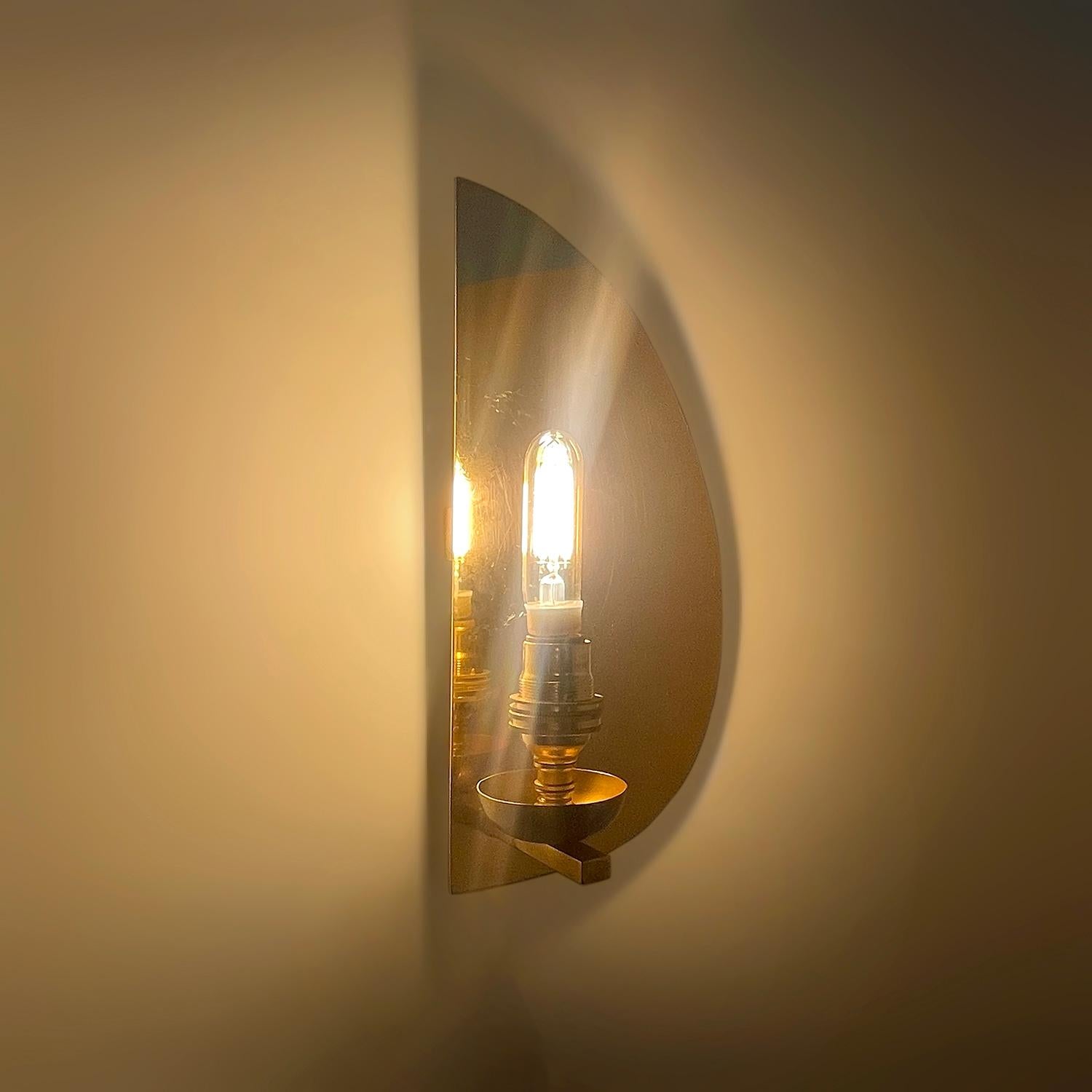 Applique murale simple French Brass Demi Lune avec abat-jour en lin  - Recâblés pour les États-Unis en vente 10