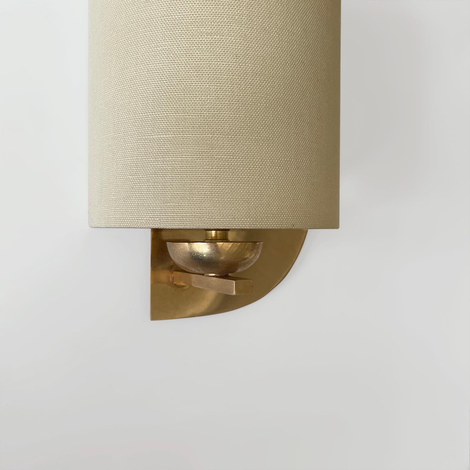 Applique murale simple French Brass Demi Lune avec abat-jour en lin  - Recâblés pour les États-Unis Bon état - En vente à Los Angeles, CA