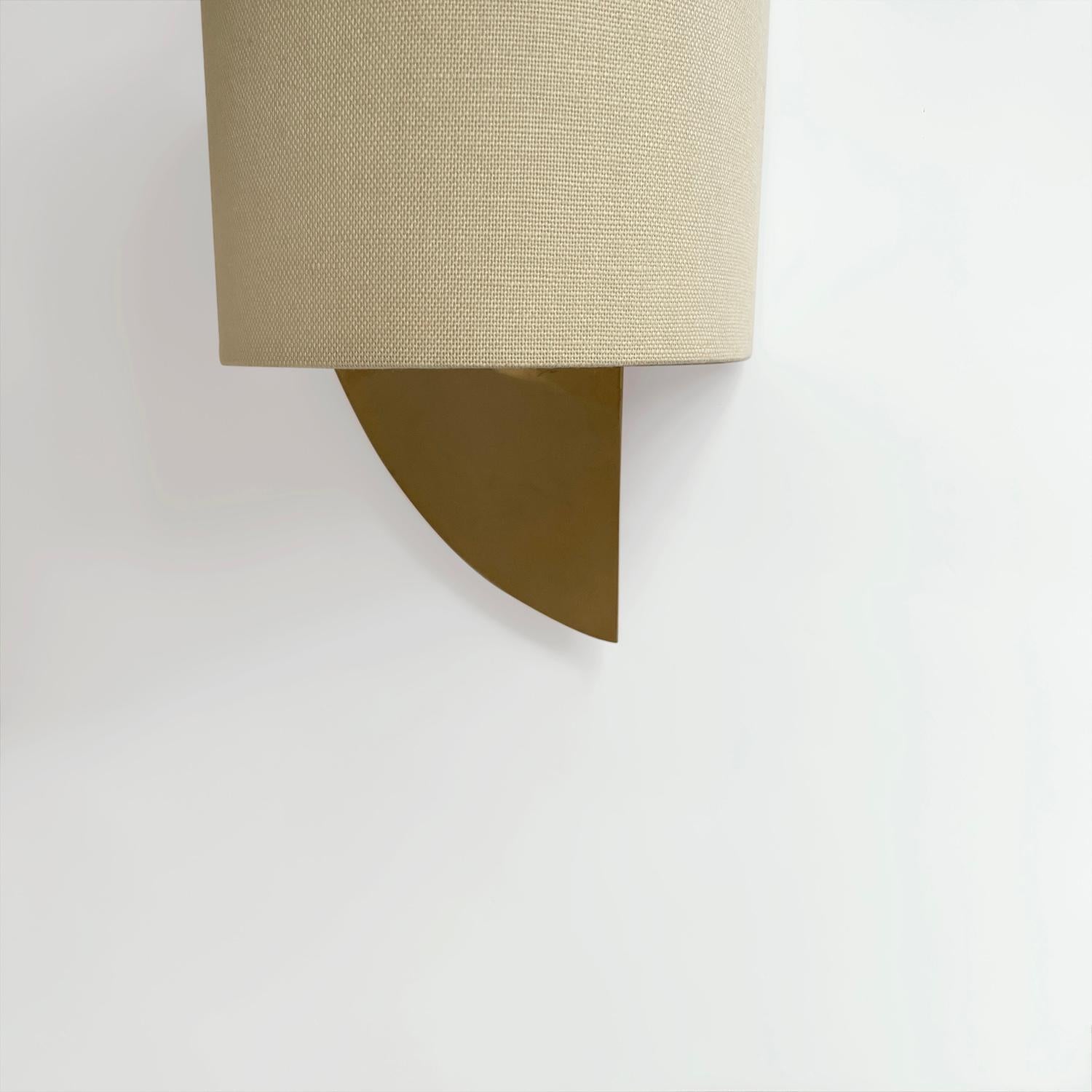 20ième siècle Applique murale simple French Brass Demi Lune avec abat-jour en lin  - Recâblés pour les États-Unis en vente