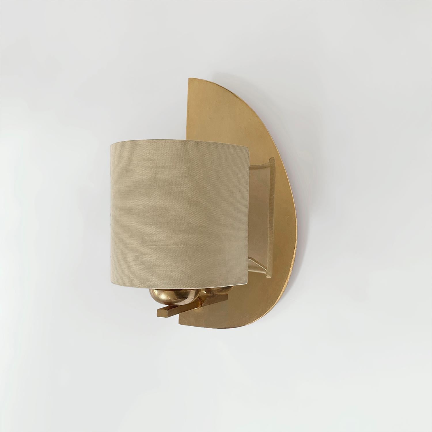 Laiton Applique murale simple French Brass Demi Lune avec abat-jour en lin  - Recâblés pour les États-Unis en vente