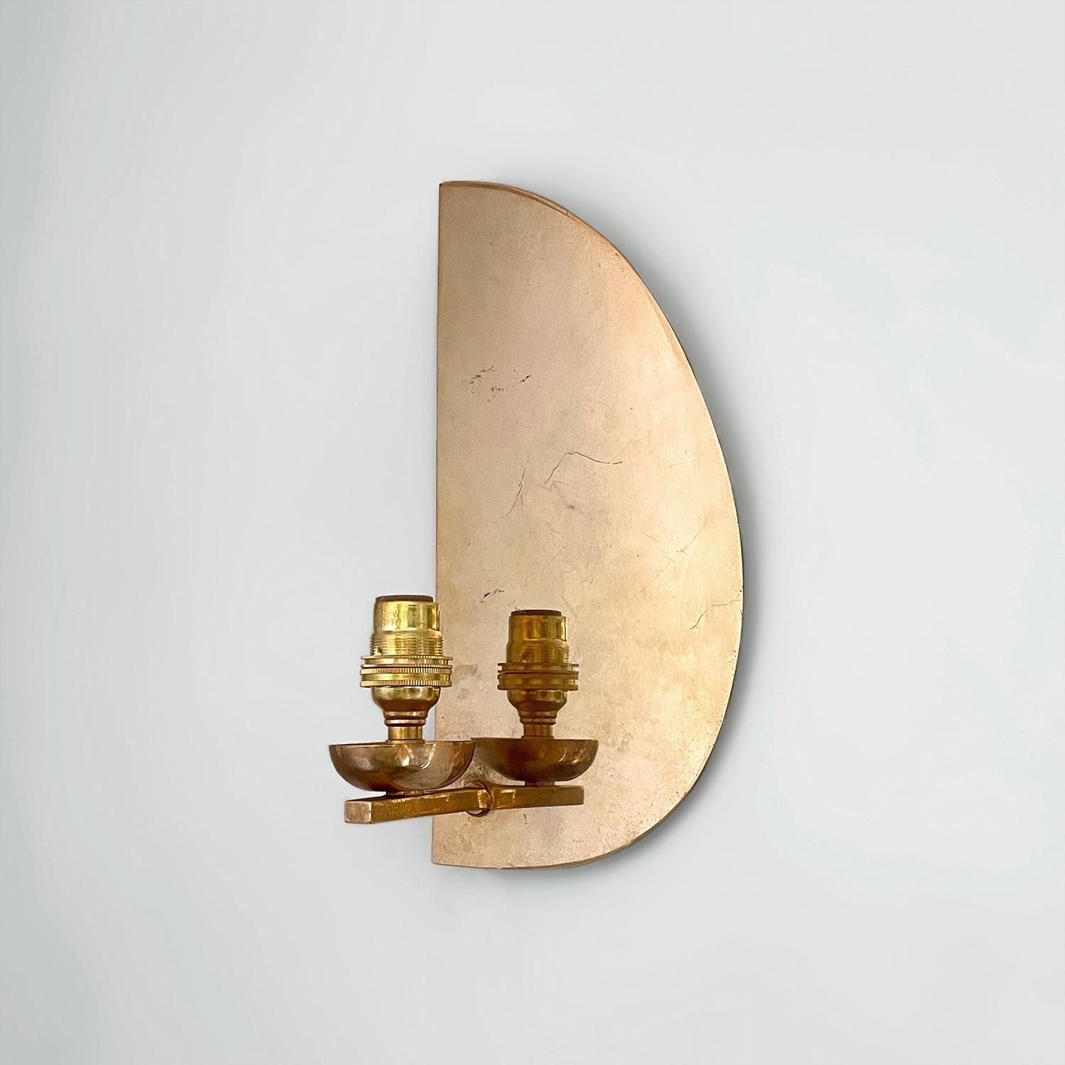 Applique murale simple French Brass Demi Lune avec abat-jour en lin  - Recâblés pour les États-Unis en vente 1
