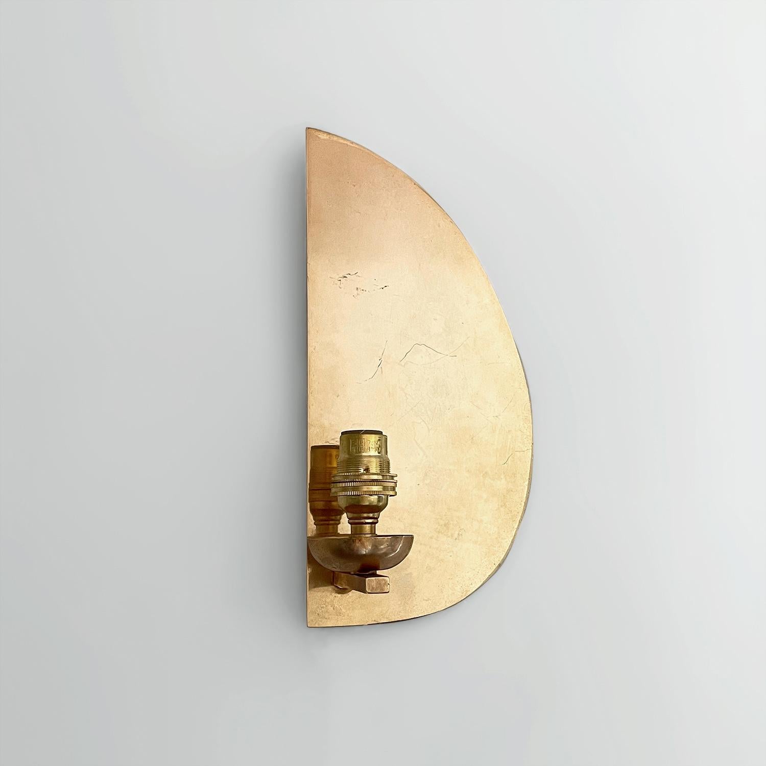 Applique murale simple French Brass Demi Lune avec abat-jour en lin  - Recâblés pour les États-Unis en vente 2