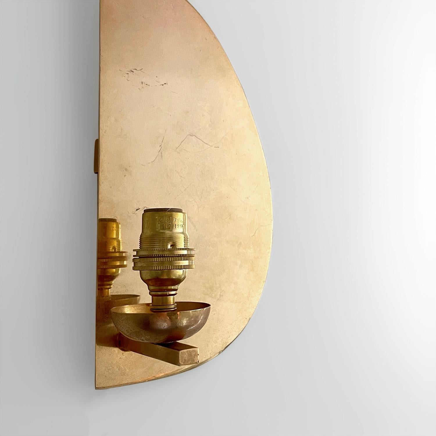Applique murale simple French Brass Demi Lune avec abat-jour en lin  - Recâblés pour les États-Unis en vente 3