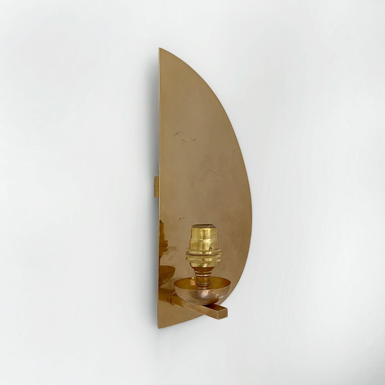 Applique murale simple French Brass Demi Lune avec abat-jour en lin  - Recâblés pour les États-Unis en vente 4