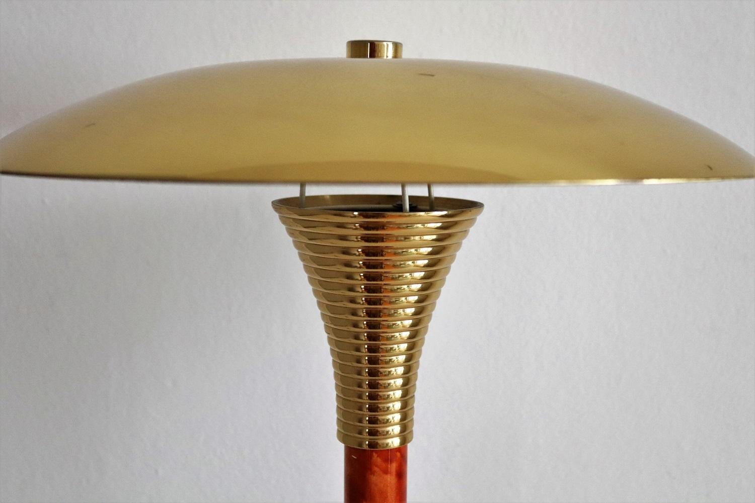 Französische Messing-Schreibtischlampe oder Tischlampe von Maison Le Dauphin:: 1970er Jahre (Moderne der Mitte des Jahrhunderts)