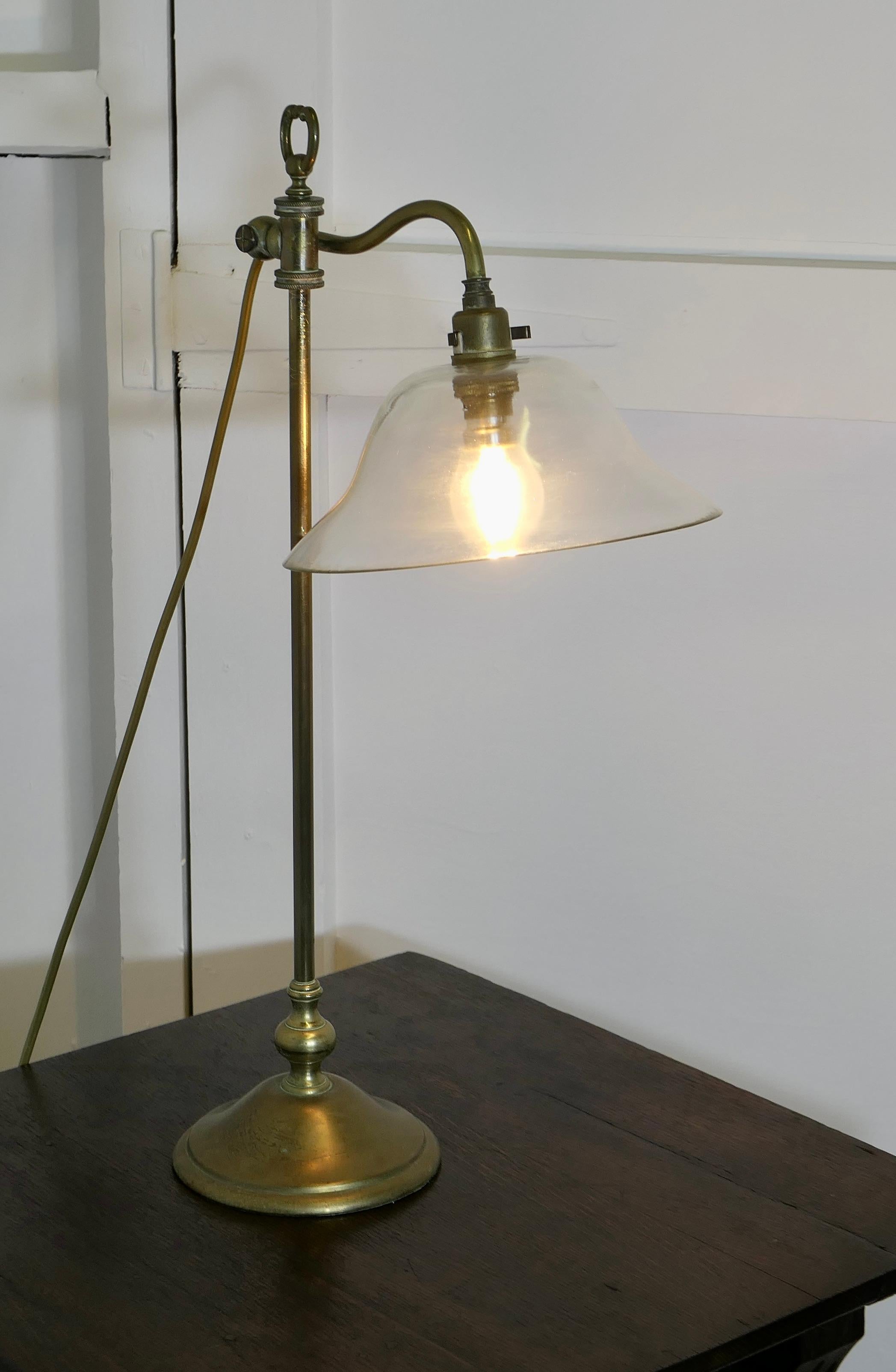 Lampe de bureau française avec abat-jour en verre soufflé

Il s'agit d'une pièce très attrayante, la lampe a une colonne centrale qui soutient un bras en col de cygne en laiton, qui est ajustable.
La lampe est livrée avec son abat-jour original en
