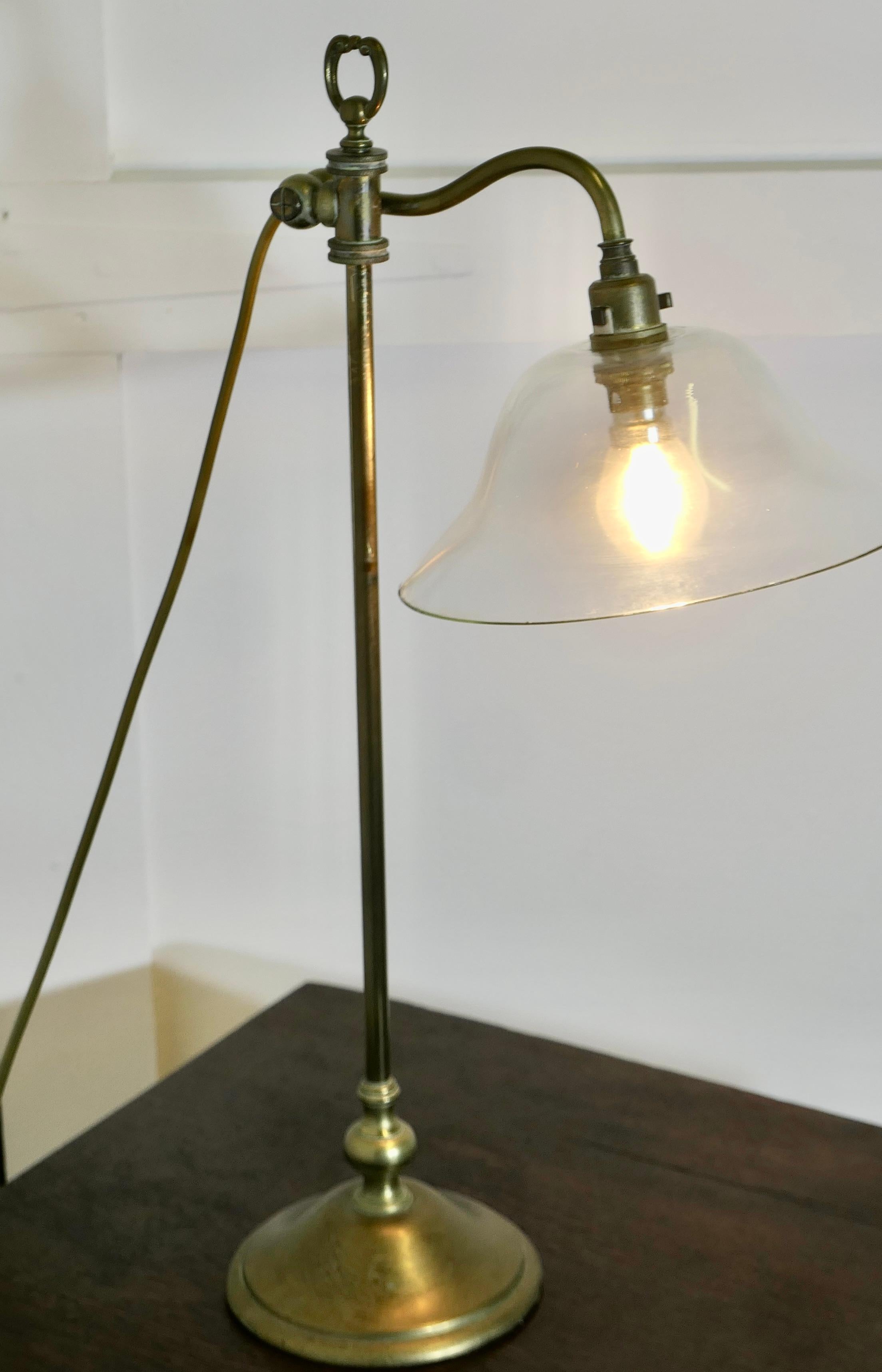 Victorien Lampe de bureau française avec abat-jour en verre soufflé  C'est une pièce très attrayante en vente