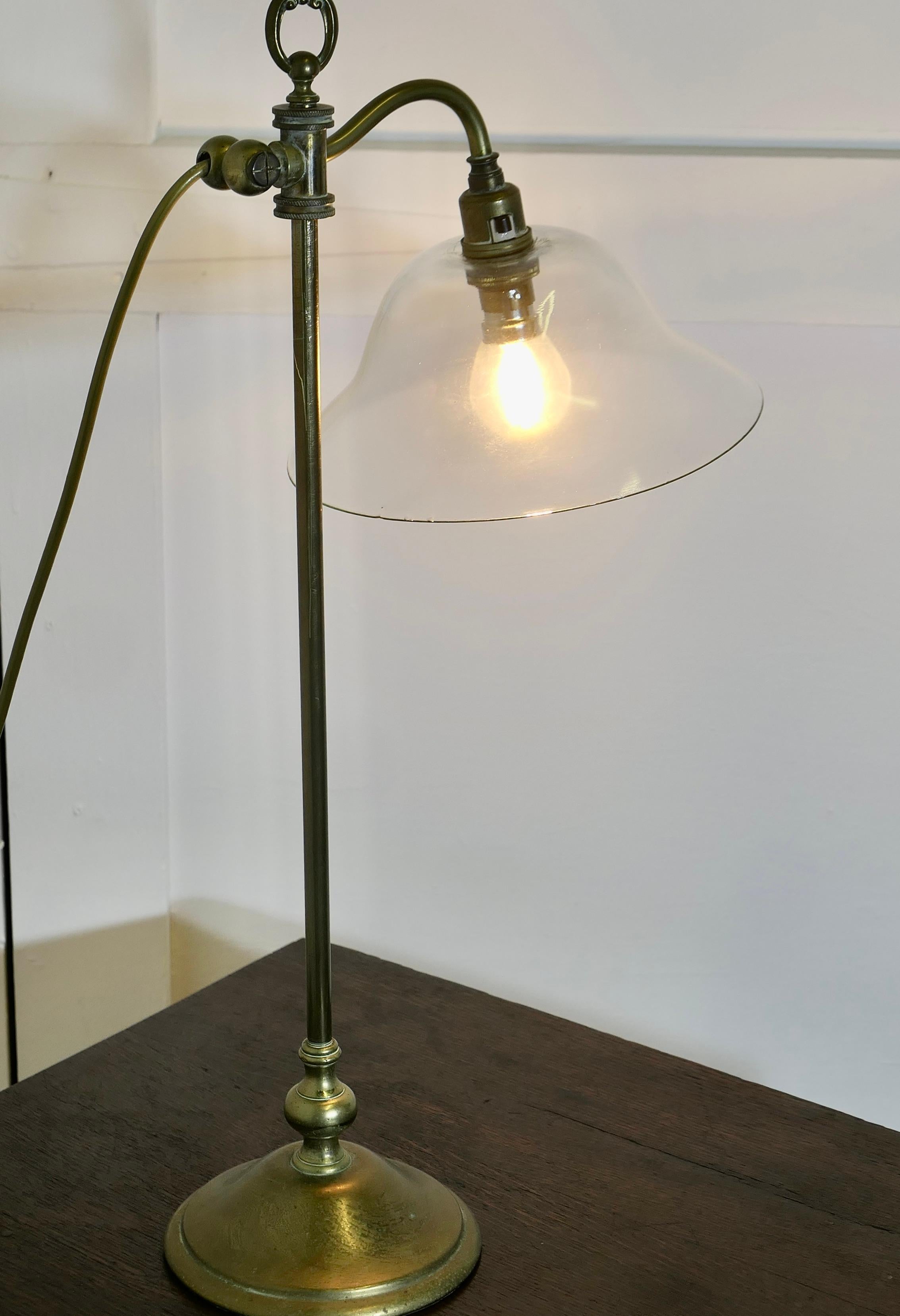 Lampe de bureau française avec abat-jour en verre soufflé  C'est une pièce très attrayante Bon état - En vente à Godshill, Isle of Wight