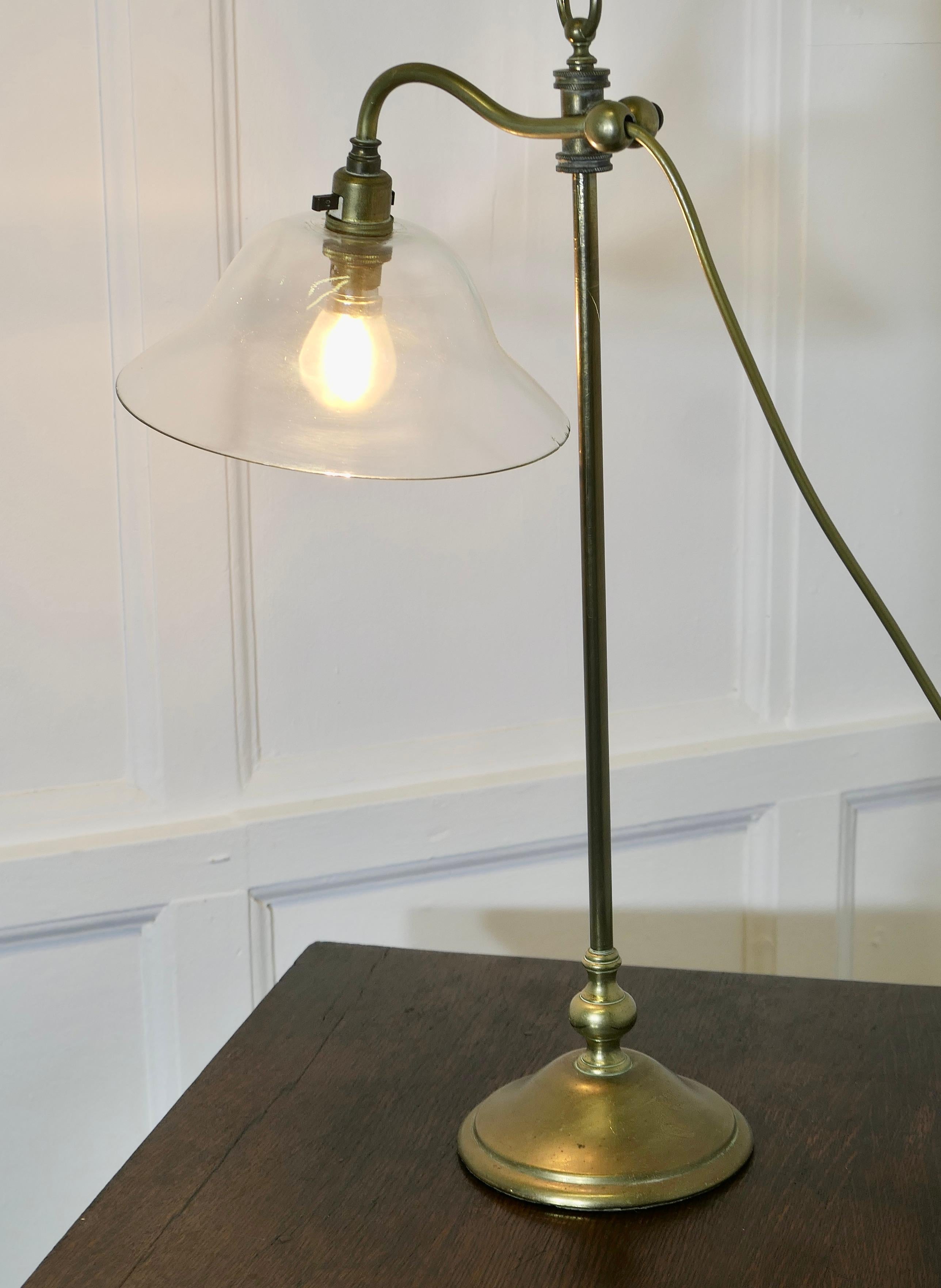 Fin du XIXe siècle Lampe de bureau française avec abat-jour en verre soufflé  C'est une pièce très attrayante en vente