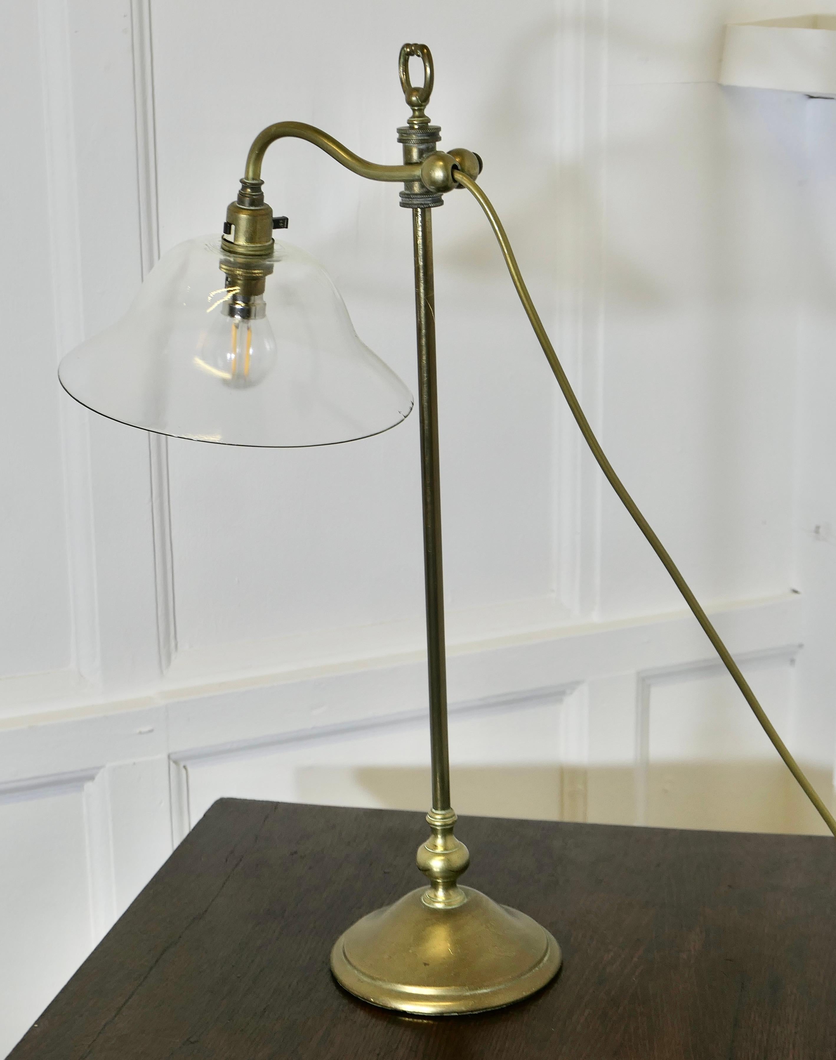 Laiton Lampe de bureau française avec abat-jour en verre soufflé  C'est une pièce très attrayante en vente