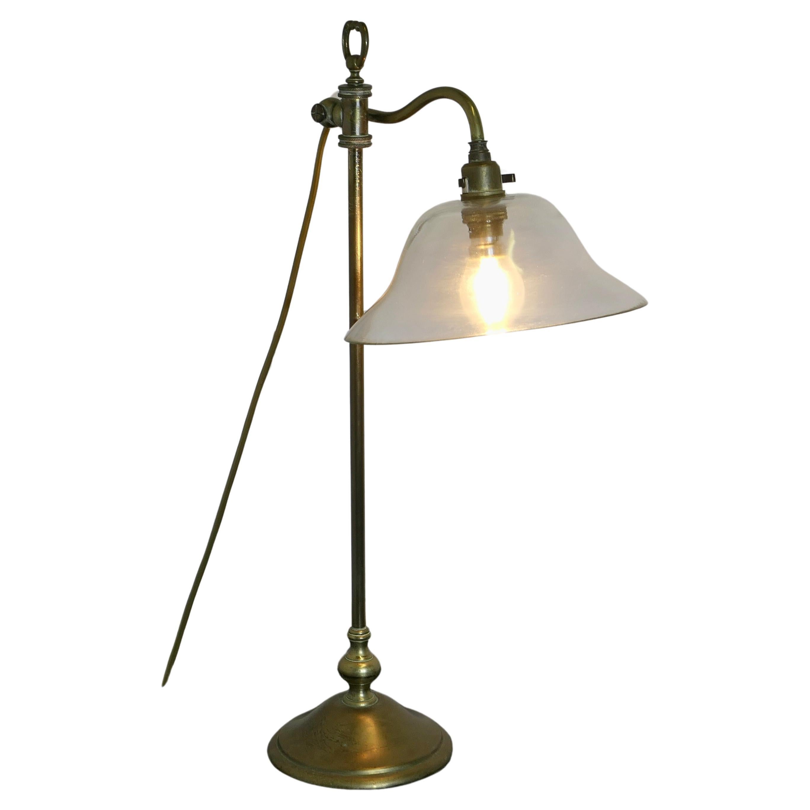 Lampe de bureau française avec abat-jour en verre soufflé  C'est une pièce très attrayante