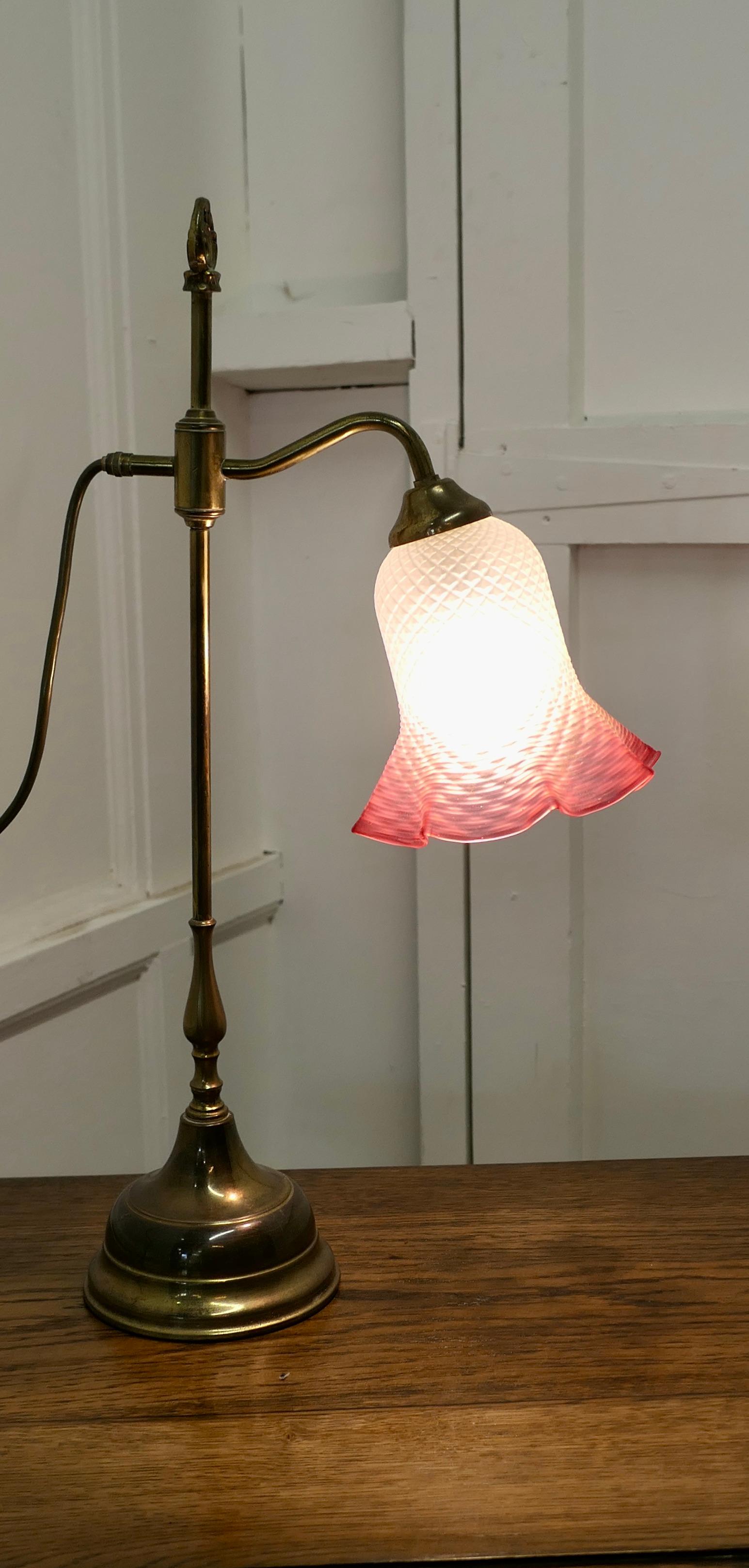 Französische Messing-Schreibtischlampe mit Opalglas-Schirm

Dies ist ein sehr attraktives Stück, die Lampe hat eine zentrale Säule, die einen Schwanenhals Messing Arm unterstützt 
Die Lampe wird mit dem originalen hübschen rosa und opalfarbenen
