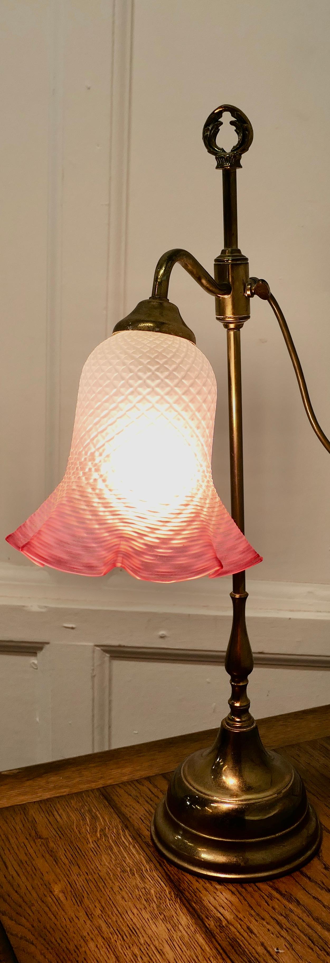 Französische Schreibtischlampe aus Messing mit Opalglasschirm (Mitte des 20. Jahrhunderts) im Angebot