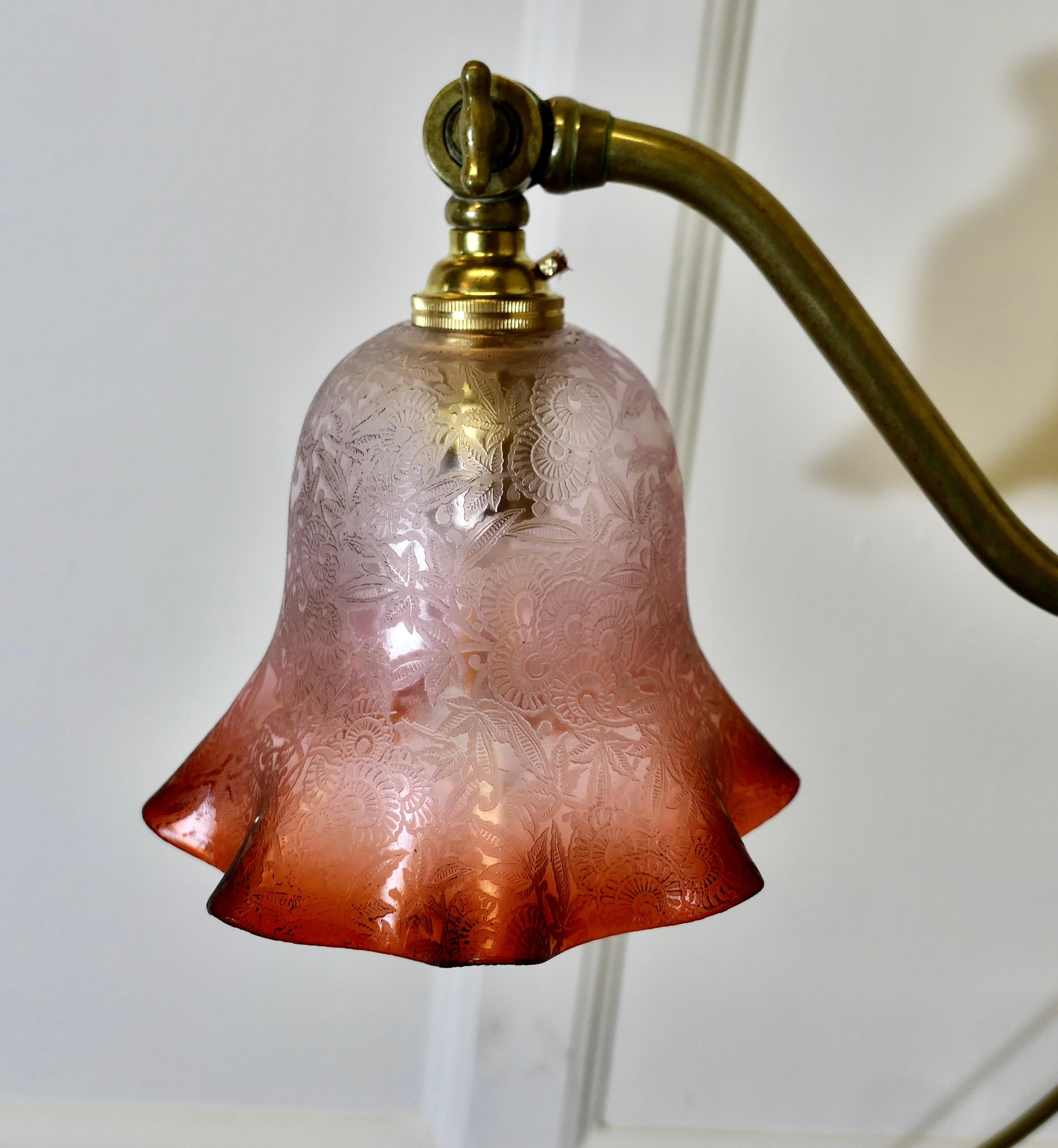 Schreibtisch/Tischlampe aus französischem Messing mit detailliertem rosa/bernsteinfarbenem Glasschirm im Angebot 5