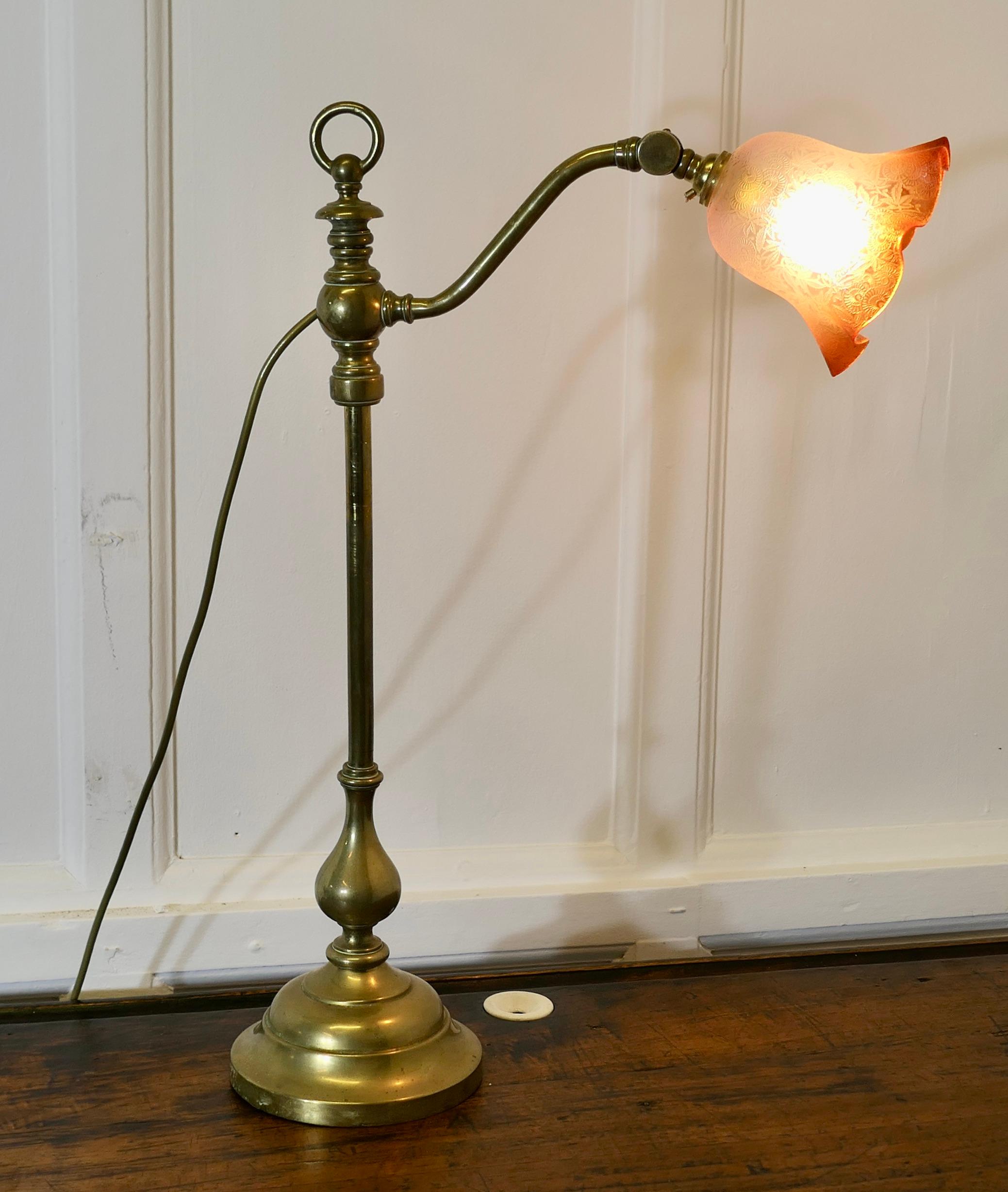 Schreibtisch/Tischlampe aus französischem Messing mit detailliertem rosa/bernsteinfarbenem Glasschirm im Angebot 6