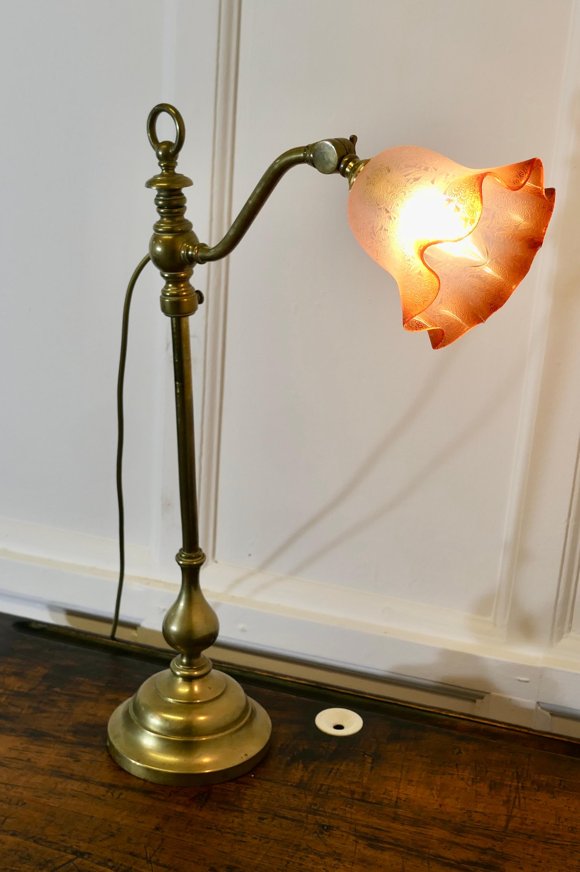 Schreibtisch/Tischlampe aus französischem Messing mit detailliertem rosa/bernsteinfarbenem Glasschirm

Dies ist ein sehr attraktives Stück, die Lampe hat eine zentrale Säule, die einen Schwanenhals Messing Arm unterstützt, ist dies einstellbar
Die
