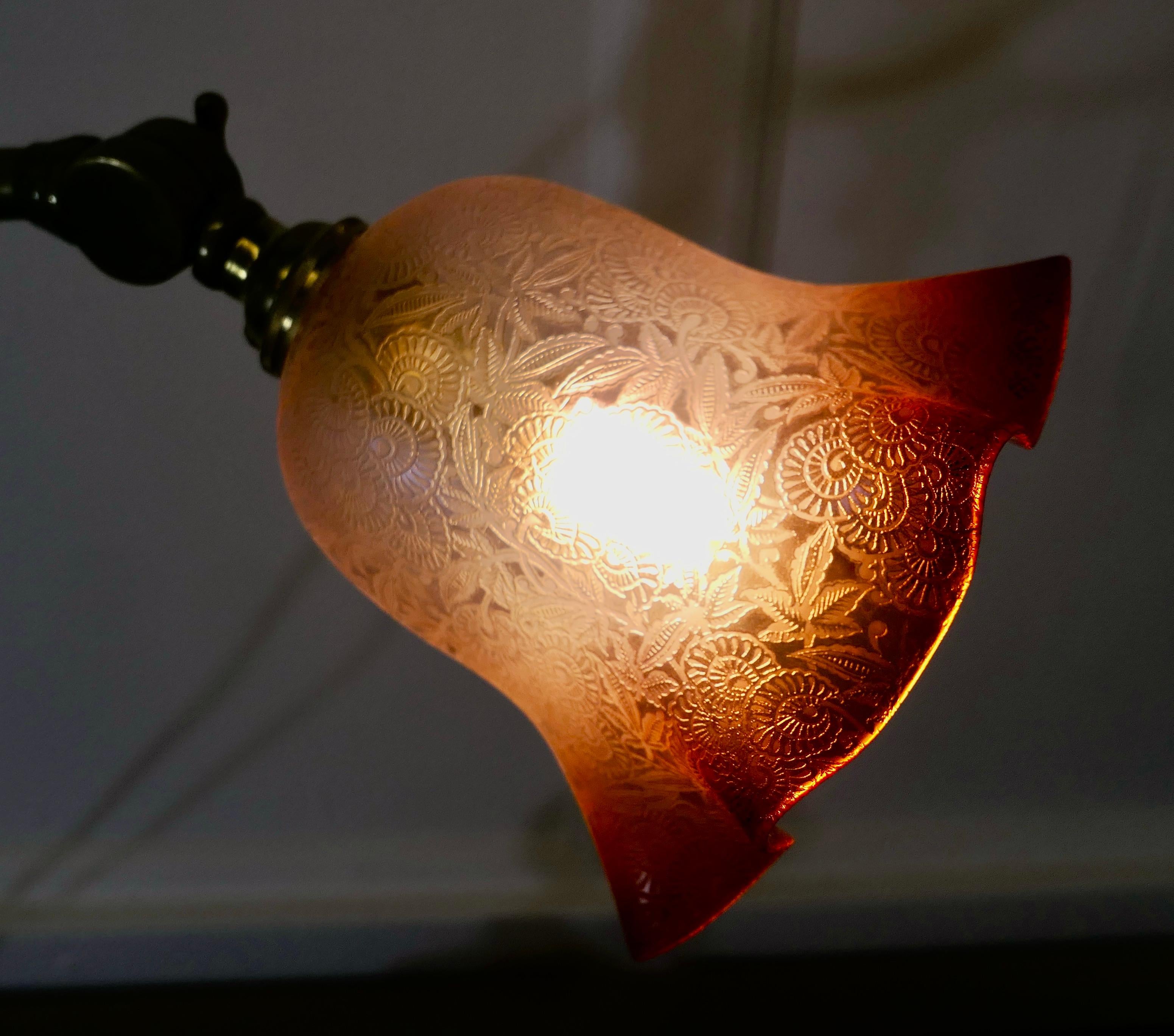 Schreibtisch/Tischlampe aus französischem Messing mit detailliertem rosa/bernsteinfarbenem Glasschirm (Viktorianisch) im Angebot