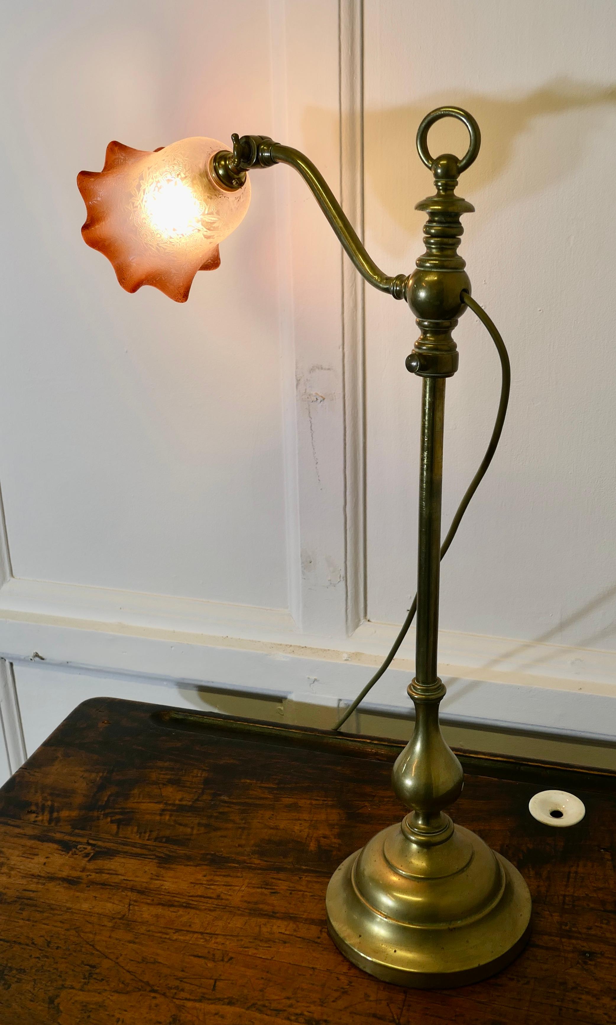 Schreibtisch/Tischlampe aus französischem Messing mit detailliertem rosa/bernsteinfarbenem Glasschirm (Frühes 20. Jahrhundert) im Angebot