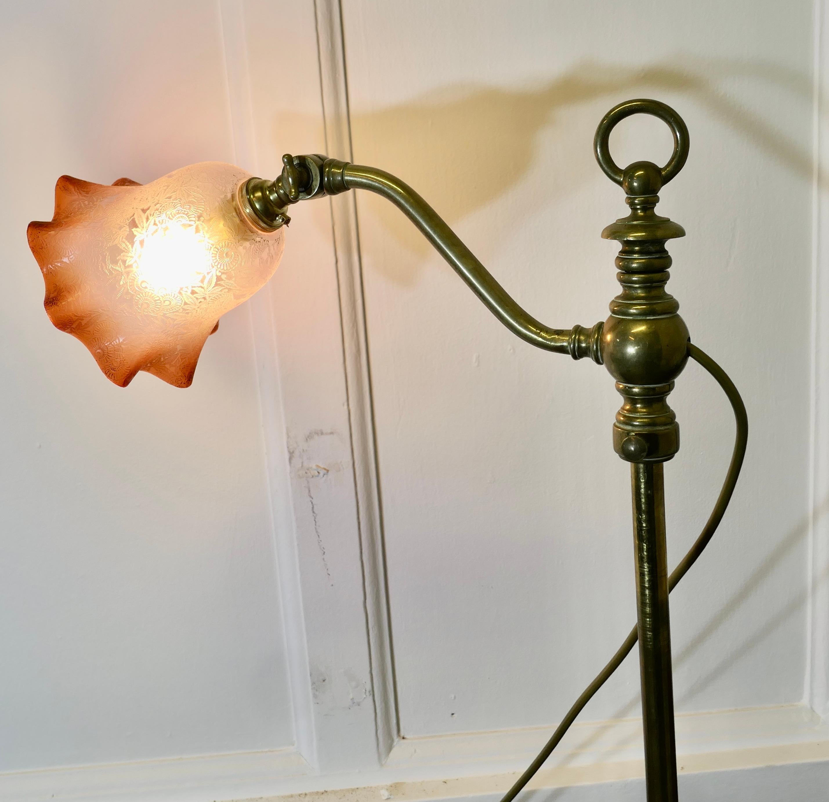 Schreibtisch/Tischlampe aus französischem Messing mit detailliertem rosa/bernsteinfarbenem Glasschirm im Angebot 1