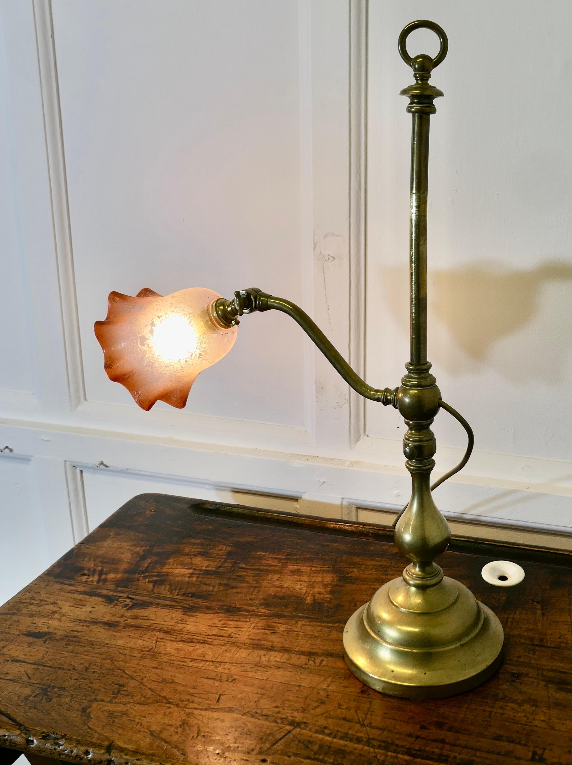 Schreibtisch/Tischlampe aus französischem Messing mit detailliertem rosa/bernsteinfarbenem Glasschirm im Angebot 2