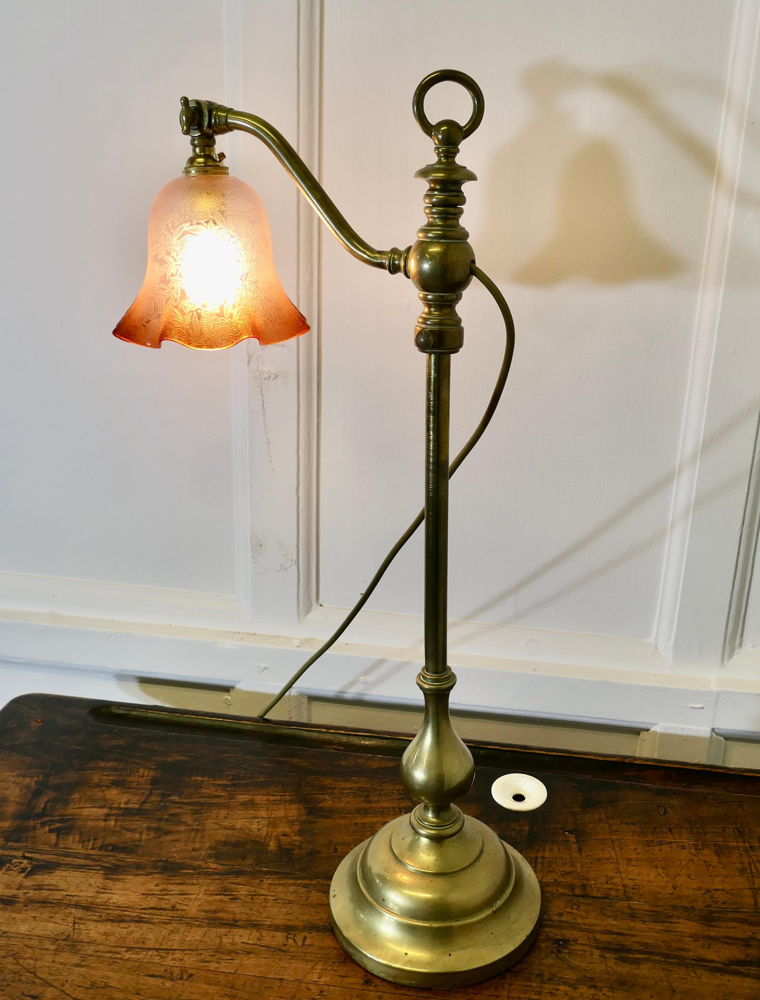 Schreibtisch/Tischlampe aus französischem Messing mit detailliertem rosa/bernsteinfarbenem Glasschirm im Angebot 3