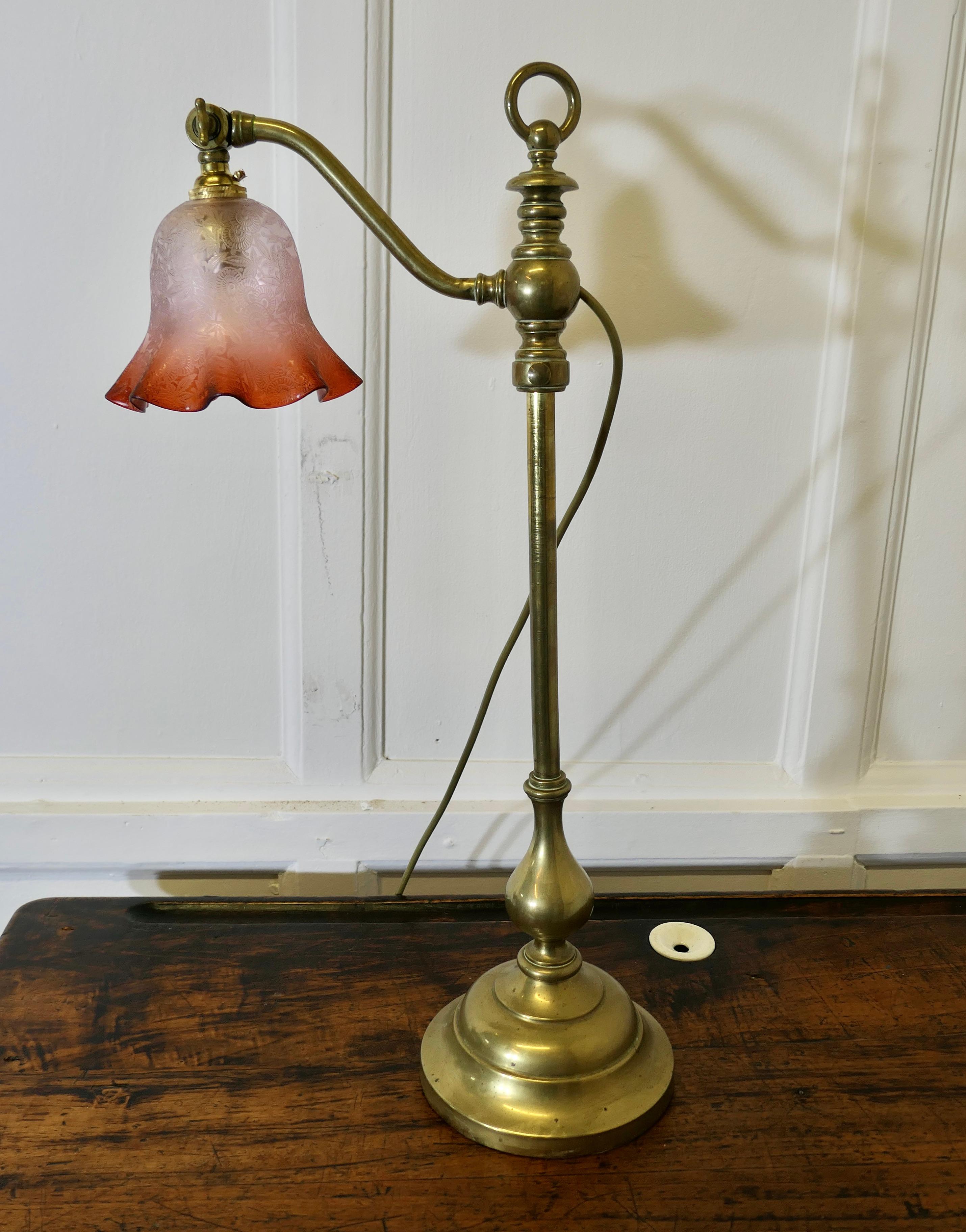 Schreibtisch/Tischlampe aus französischem Messing mit detailliertem rosa/bernsteinfarbenem Glasschirm im Angebot 4