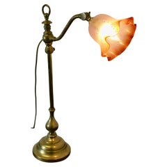 Schreibtisch/Tischlampe aus französischem Messing mit detailliertem rosa/bernsteinfarbenem Glasschirm