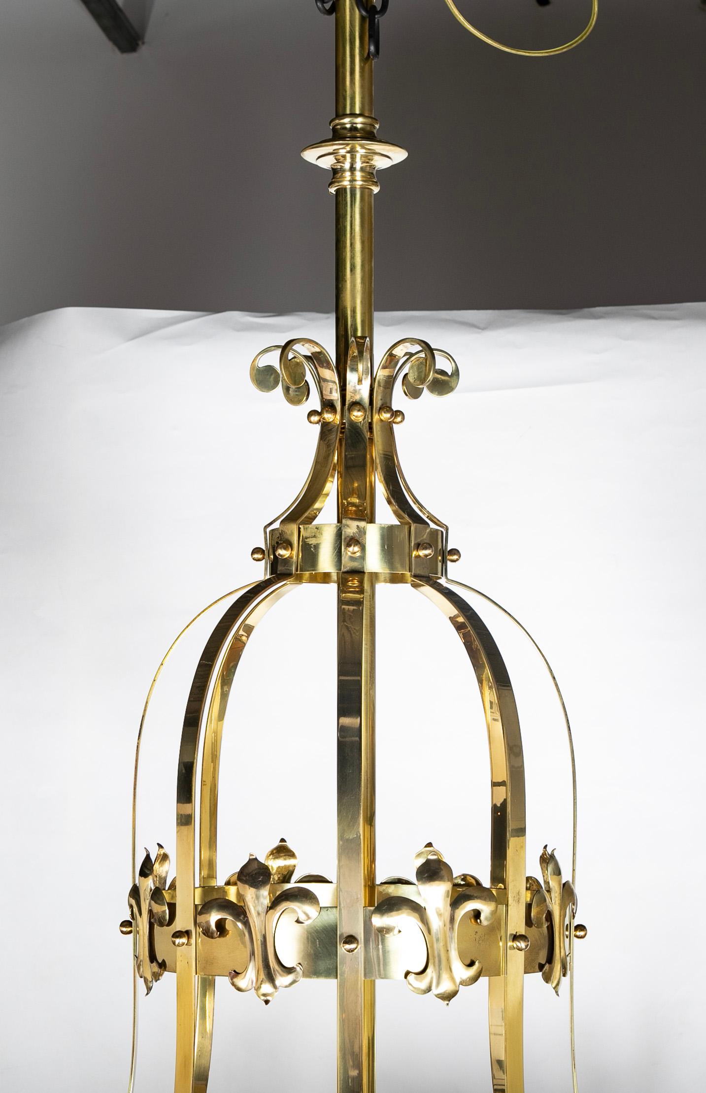 Lampadario a otto luci in ottone francese con fleur de Lis, circa 1920 Grande scala in vendita 2